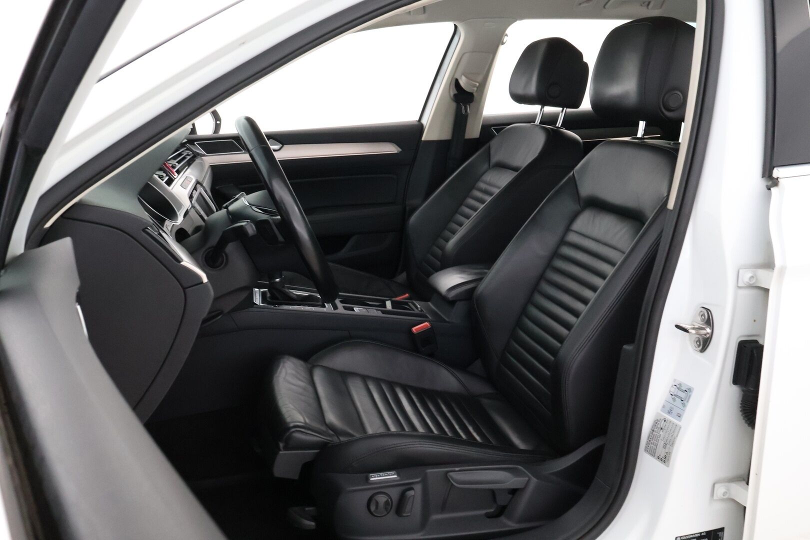 Volkswagen Passat 2015 Variant Highline 2,0 TDI 140 kW (190 hv) BlueMotion Technology 4MOTION DSG - *Webasto / ACC / P-kamera / Koukku / Nahkaverhoilu* MYYDÄÄN HUUTOKAUPAT.COMISSA!!*