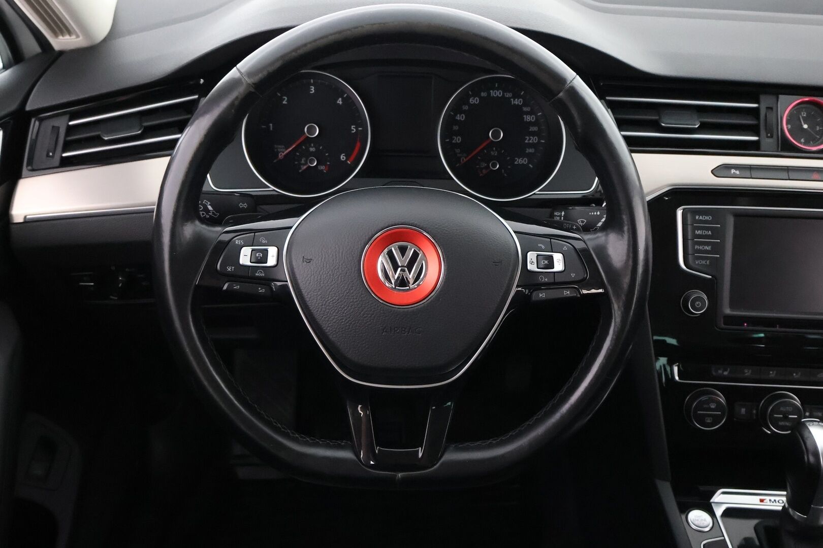 Volkswagen Passat 2015 Variant Highline 2,0 TDI 140 kW (190 hv) BlueMotion Technology 4MOTION DSG - *Webasto / ACC / P-kamera / Koukku / Nahkaverhoilu* MYYDÄÄN HUUTOKAUPAT.COMISSA!!*