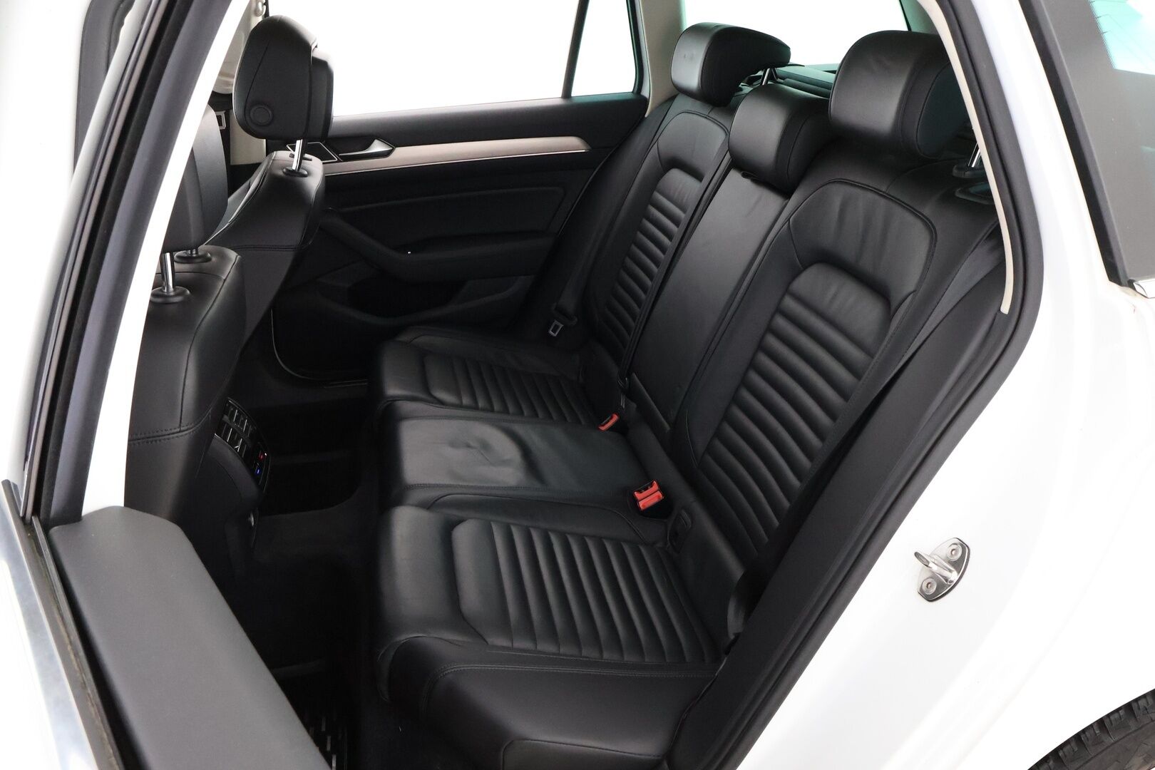 Volkswagen Passat 2015 Variant Highline 2,0 TDI 140 kW (190 hv) BlueMotion Technology 4MOTION DSG - *Webasto / ACC / P-kamera / Koukku / Nahkaverhoilu* MYYDÄÄN HUUTOKAUPAT.COMISSA!!*