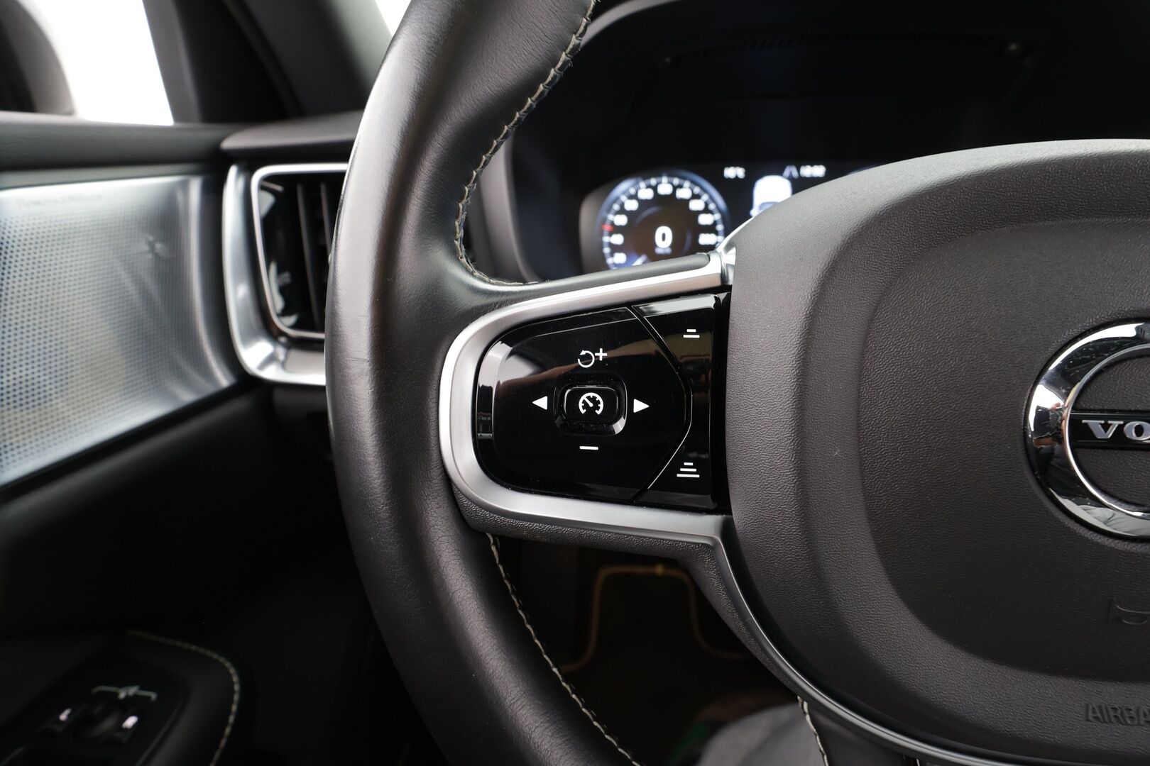 Volvo S60 2020 T8 TwE AWD Business R-Design aut * Webasto / Panorama / B&W / ACC / LED / P.tutkat / Sportpenkki Muistilla * - Suomi-auto / Bowers & Wilkins / Kahdet renkaat / Merkkihuollettu!