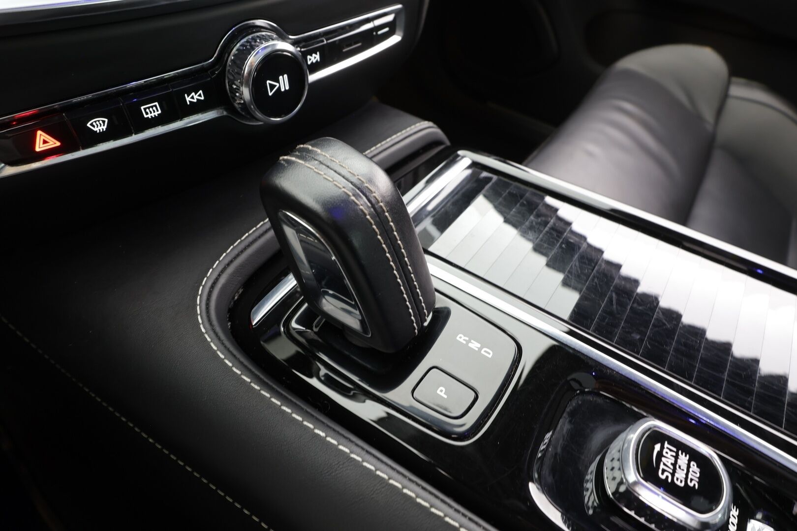 Volvo S60 2020 T8 TwE AWD Business R-Design aut * Webasto / Panorama / B&W / ACC / LED / P.tutkat / Sportpenkki Muistilla * - Suomi-auto / Bowers & Wilkins / Kahdet renkaat