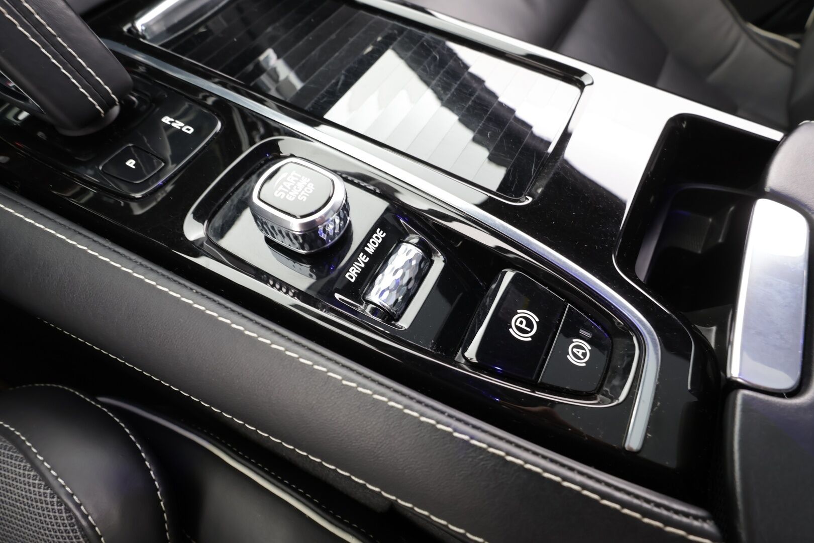 Volvo S60 2020 T8 TwE AWD Business R-Design aut * Webasto / Panorama / B&W / ACC / LED / P.tutkat / Sportpenkki Muistilla * - Suomi-auto / Bowers & Wilkins / Kahdet renkaat