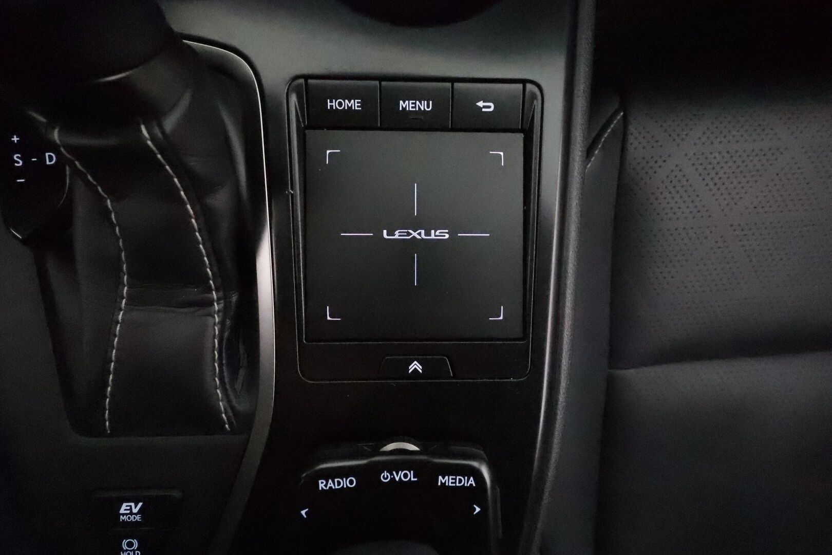 Lexus UX 2019 250h AWD Premium * Adapt.Vakkari / Mark&Levinson / Nahkasisusta / Sähköpenkit / Lohkolämmitin / Navi / LED - Suomi-auto / Kahdet renkaat aluvanteilla / Merkkihuollettu / Hyvät varusteet!