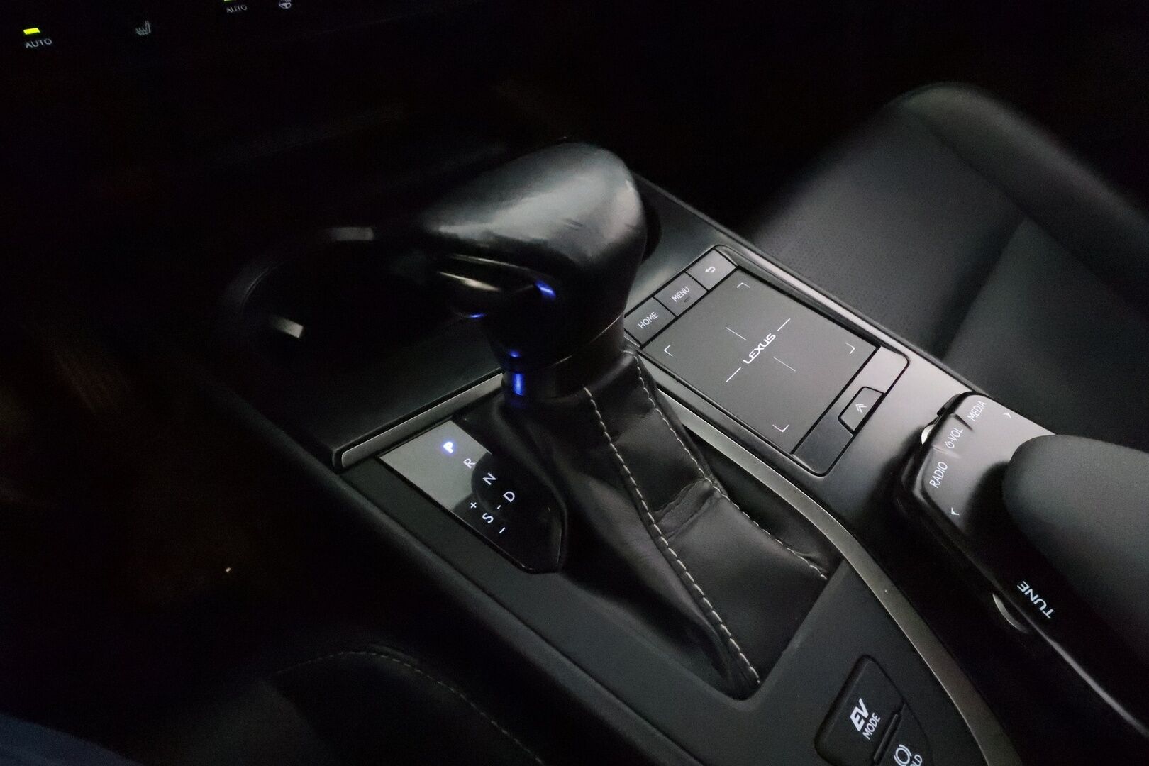 Lexus UX 2019 250h AWD Premium * Adapt.Vakkari / Mark&Levinson / Nahkasisusta / Sähköpenkit / Lohkolämmitin / Navi / LED - Suomi-auto / Kahdet renkaat aluvanteilla / Merkkihuollettu / Hyvät varusteet!