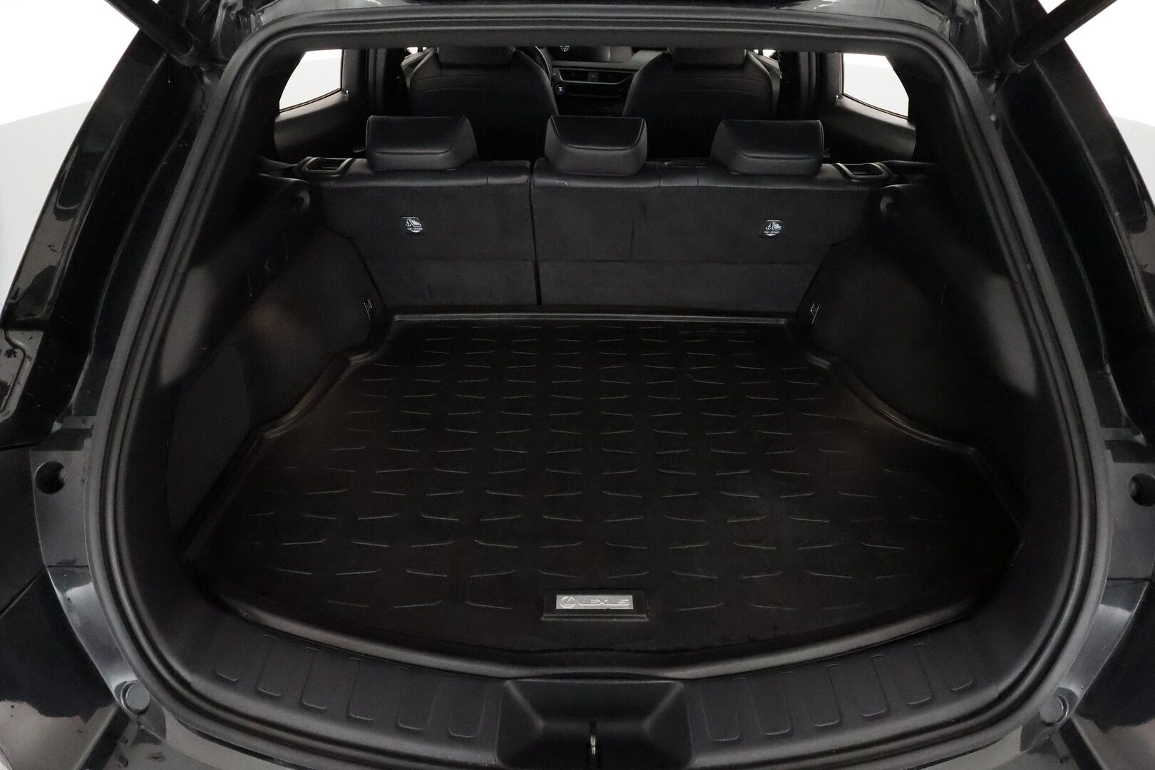 Lexus UX 2019 250h AWD Premium * Adapt.Vakkari / Mark&Levinson / Nahkasisusta / Sähköpenkit / Lohkolämmitin / Navi / LED - Suomi-auto / Kahdet renkaat aluvanteilla / Merkkihuollettu / Hyvät varusteet!