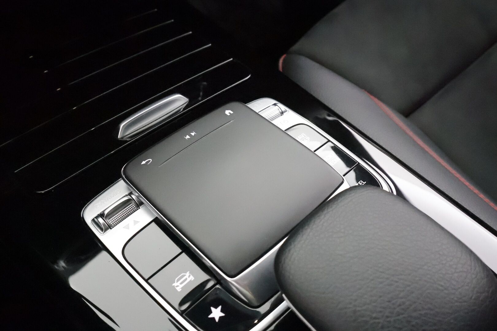 Mercedes-Benz CLA 2020 200 A Shooting Brake Business AMG * LED-High Performance / Sportpenkit / P.Kamera / Navi / Kaistavahti * - Sisätilanlämmitin / Suomi-auto / Kahdet renkaat - HULLUT BLACKWEEK JATKOT - KORKOTARJOUS 2,49%