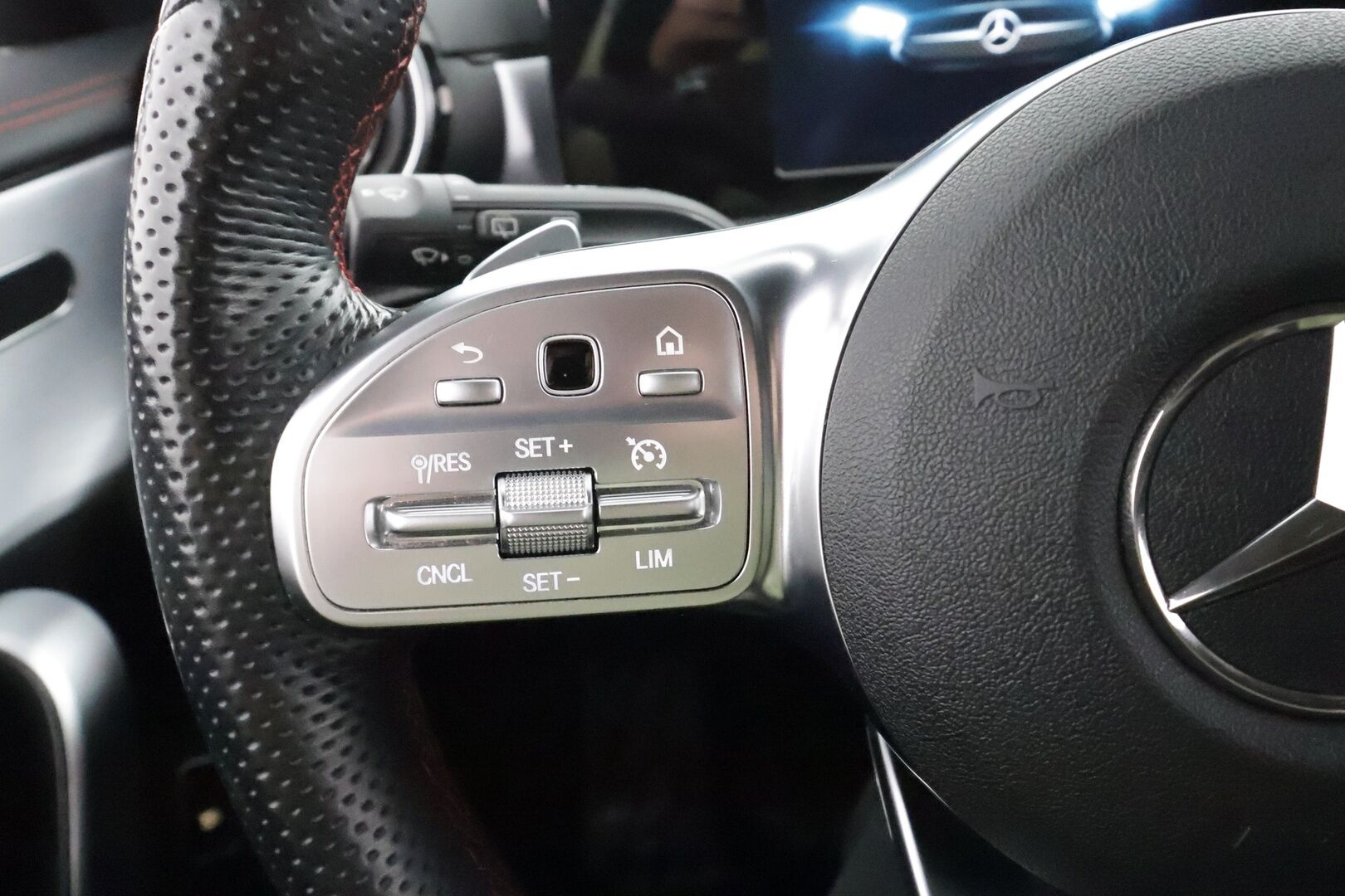 Mercedes-Benz CLA 2020 200 A Shooting Brake Business AMG * LED-High Performance / Sportpenkit / P.Kamera / Navi / Kaistavahti * - Sisätilanlämmitin / Suomi-auto / Kahdet renkaat - HULLUT BLACKWEEK JATKOT - KORKOTARJOUS 2,49%