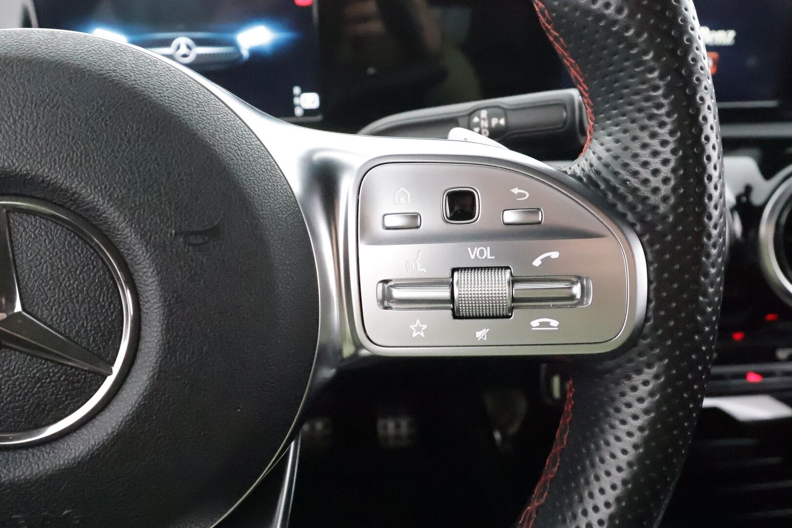 Mercedes-Benz CLA 2020 200 A Shooting Brake Business AMG * LED-High Performance / Sportpenkit / P.Kamera / Navi / Kaistavahti * - Sisätilanlämmitin / Suomi-auto / Kahdet renkaat - HULLUT BLACKWEEK JATKOT - KORKOTARJOUS 2,49%