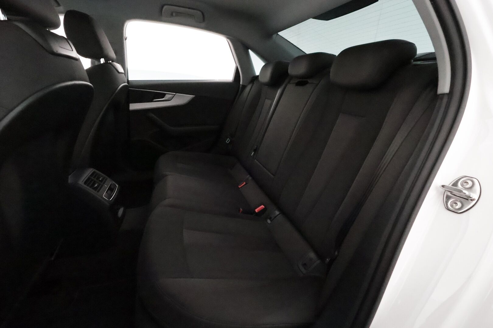 Audi A4 2020 Sedan Business Advanced 35 TFSI 110 kW MHEV S tronic **Webasto / Koukku / ACC / LED / P.kamera / Sportpenkit** - Adaptiivinen vakkari / Suomi-auto / Kahdet Renkaat