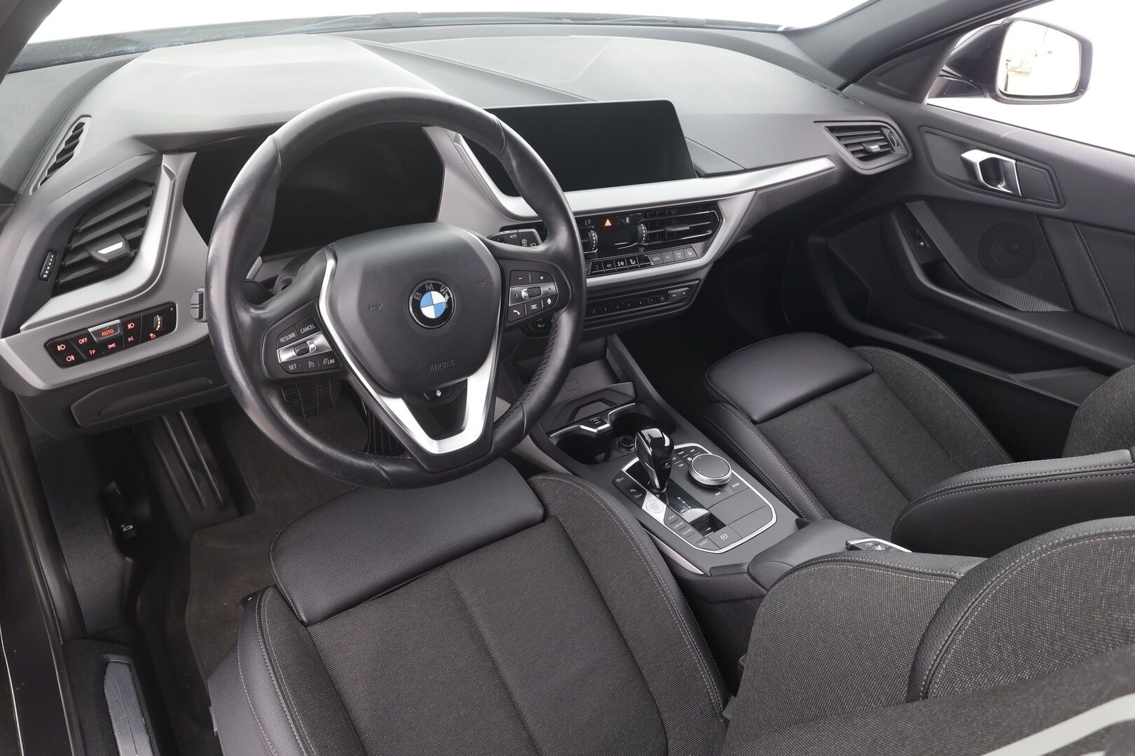 BMW 118 2020 F40 Hatchback 118i A Business - | Sporttipenkit | LED | Puolinahat | Digimittaristo | Navi | P.tutkat | Kaistavahti | Vakkari | Aut. pitkät | 2x renkaat aluin | 