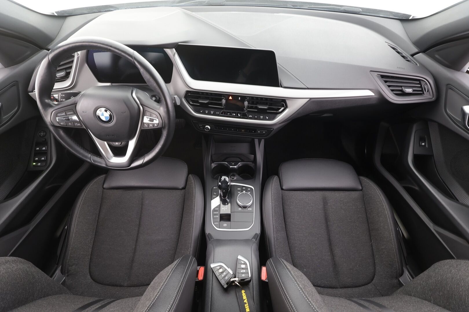 BMW 118 2020 F40 Hatchback 118i A Business - | Sporttipenkit | LED | Puolinahat | Digimittaristo | Navi | P.tutkat | Kaistavahti | Vakkari | Aut. pitkät | 2x renkaat aluin | 