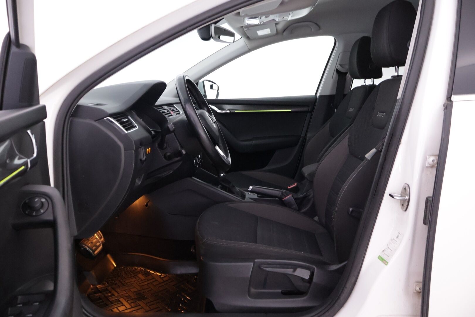 Skoda Octavia 2018 2,0 Combi TDI 184 4x4 Scout DSG Autom. - YritysOutlet - Myydään vain yrityksille - Lohko / Koukku / ACC / Kaukovaloautomatiikka!