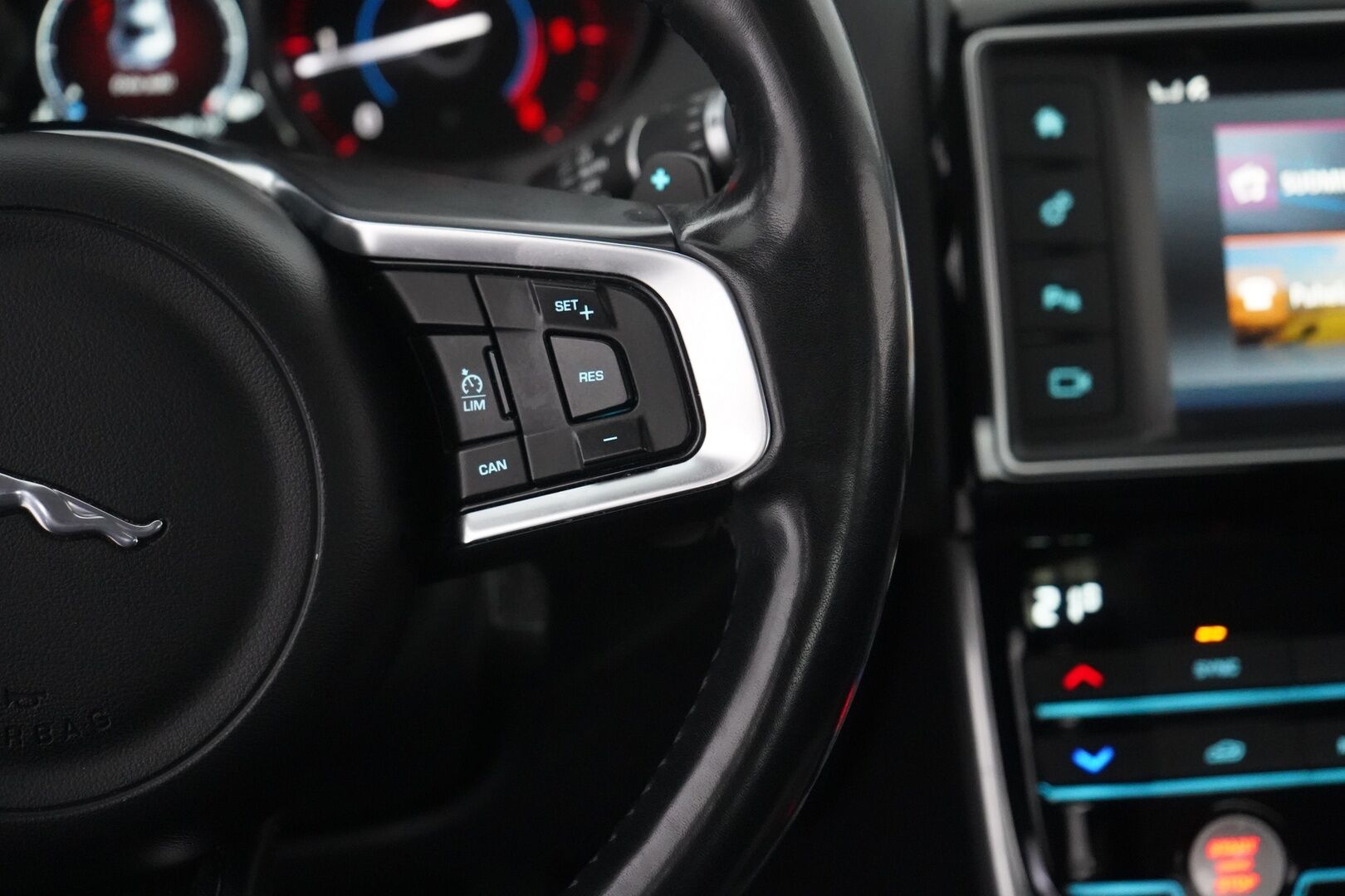 Jaguar XE 2018 20d Business AWD Aut R-SPORT - HUUTOKAUPAT.COM | R-Sport | Neliveto | 2 x vanteet | Koukku | Kamera | Nahat - KORKO VAIN 3,99 %