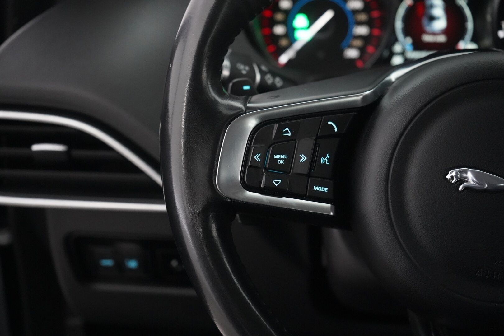 Jaguar XE 2018 20d Business AWD Aut R-SPORT - HUUTOKAUPAT.COM | R-Sport | Neliveto | 2 x vanteet | Koukku | Kamera | Nahat - KORKO VAIN 3,99 %