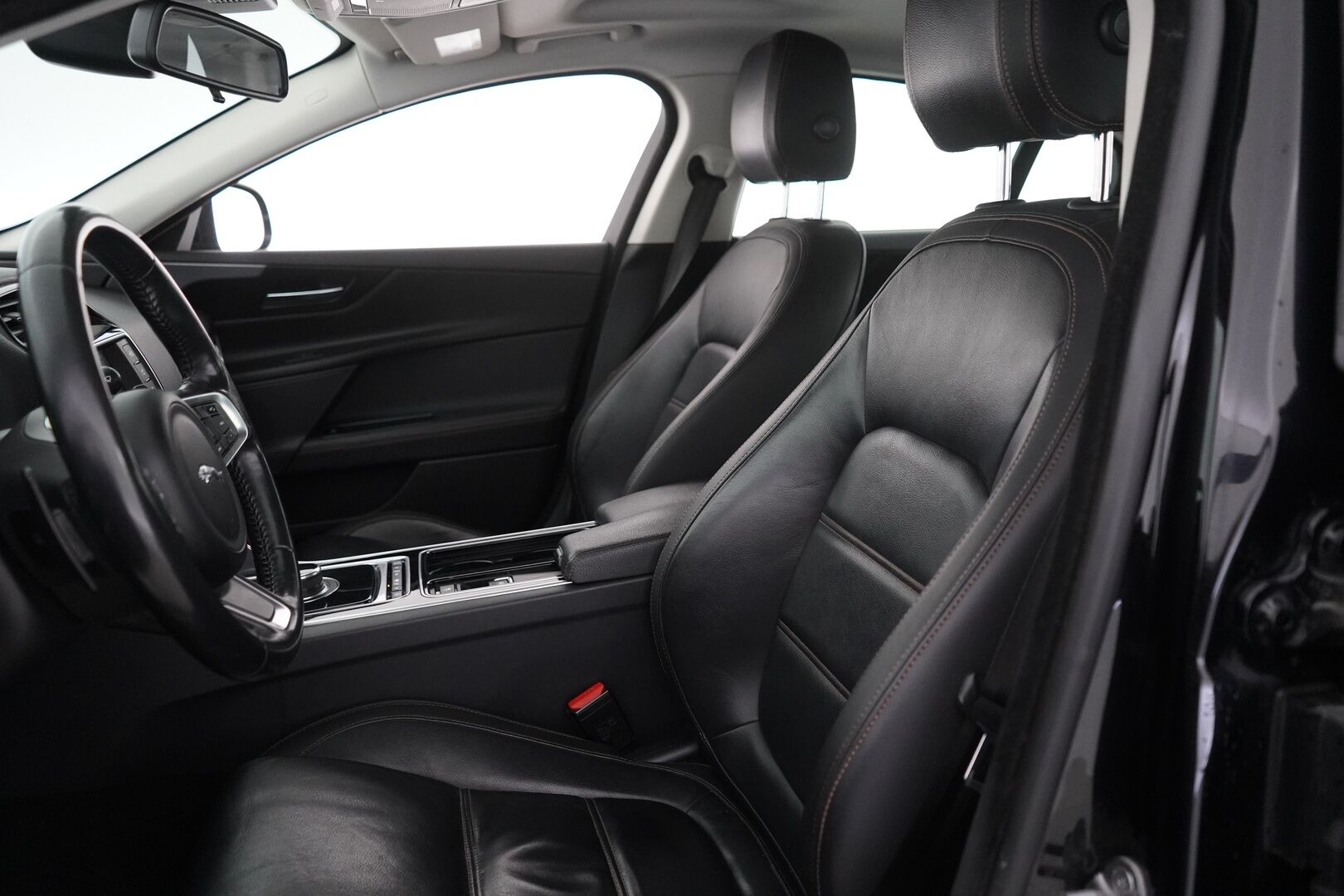 Jaguar XE 2018 20d Business AWD Aut R-SPORT - HUUTOKAUPAT.COM | R-Sport | Neliveto | 2 x vanteet | Koukku | Kamera | Nahat - KORKO VAIN 3,99 %