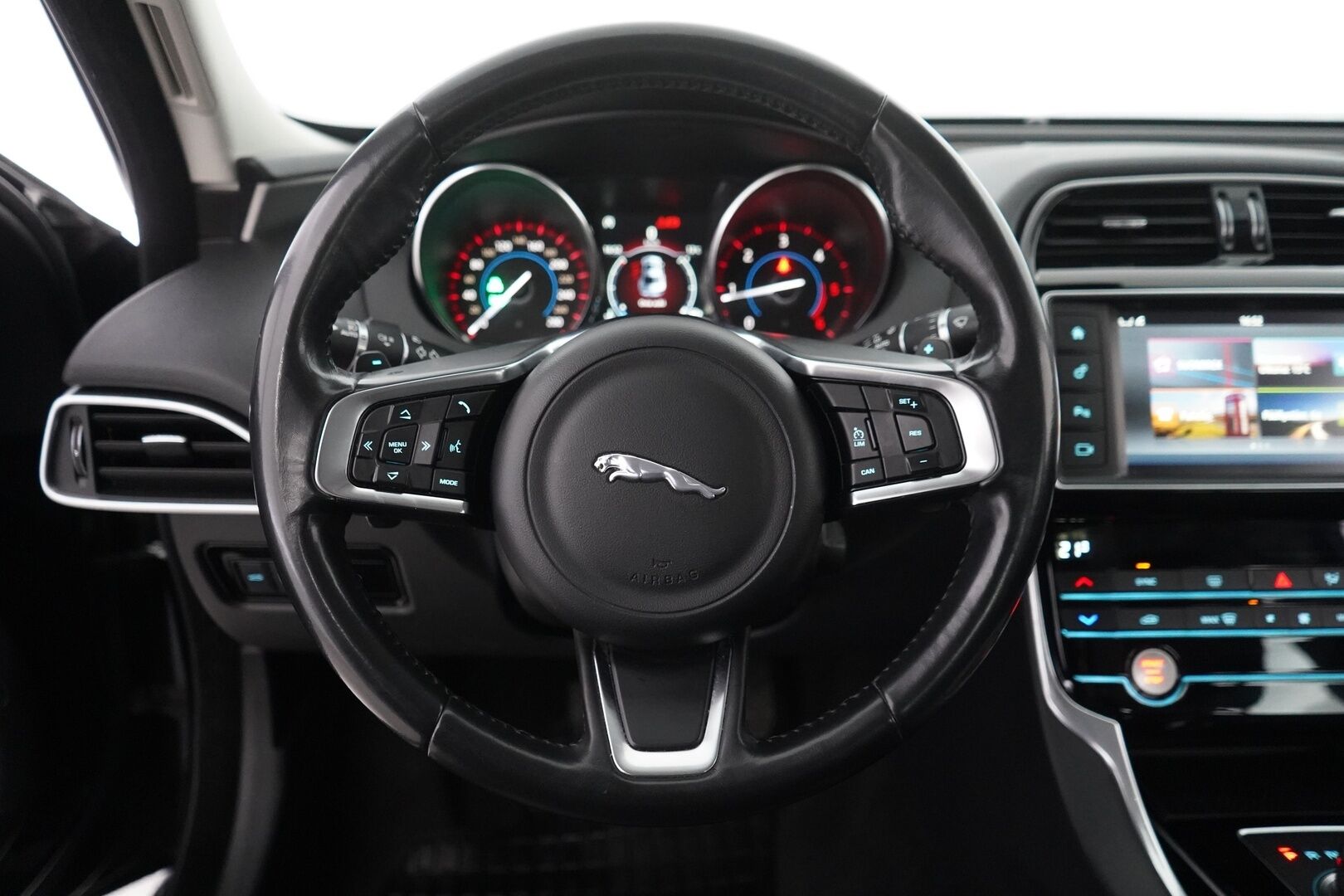 Jaguar XE 2018 20d Business AWD Aut R-SPORT - HUUTOKAUPAT.COM | R-Sport | Neliveto | 2 x vanteet | Koukku | Kamera | Nahat - KORKO VAIN 3,99 %