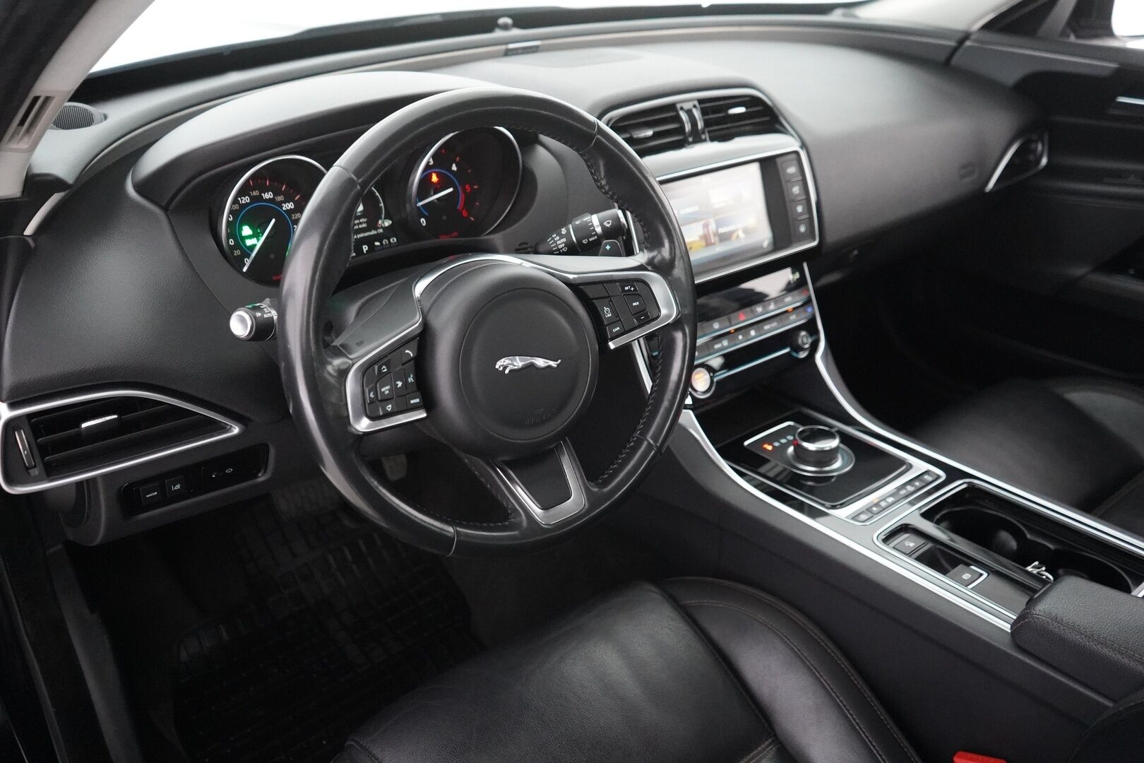 Jaguar XE 2018 20d Business AWD Aut R-SPORT - HUUTOKAUPAT.COM | R-Sport | Neliveto | 2 x vanteet | Koukku | Kamera | Nahat - KORKO VAIN 3,99 %