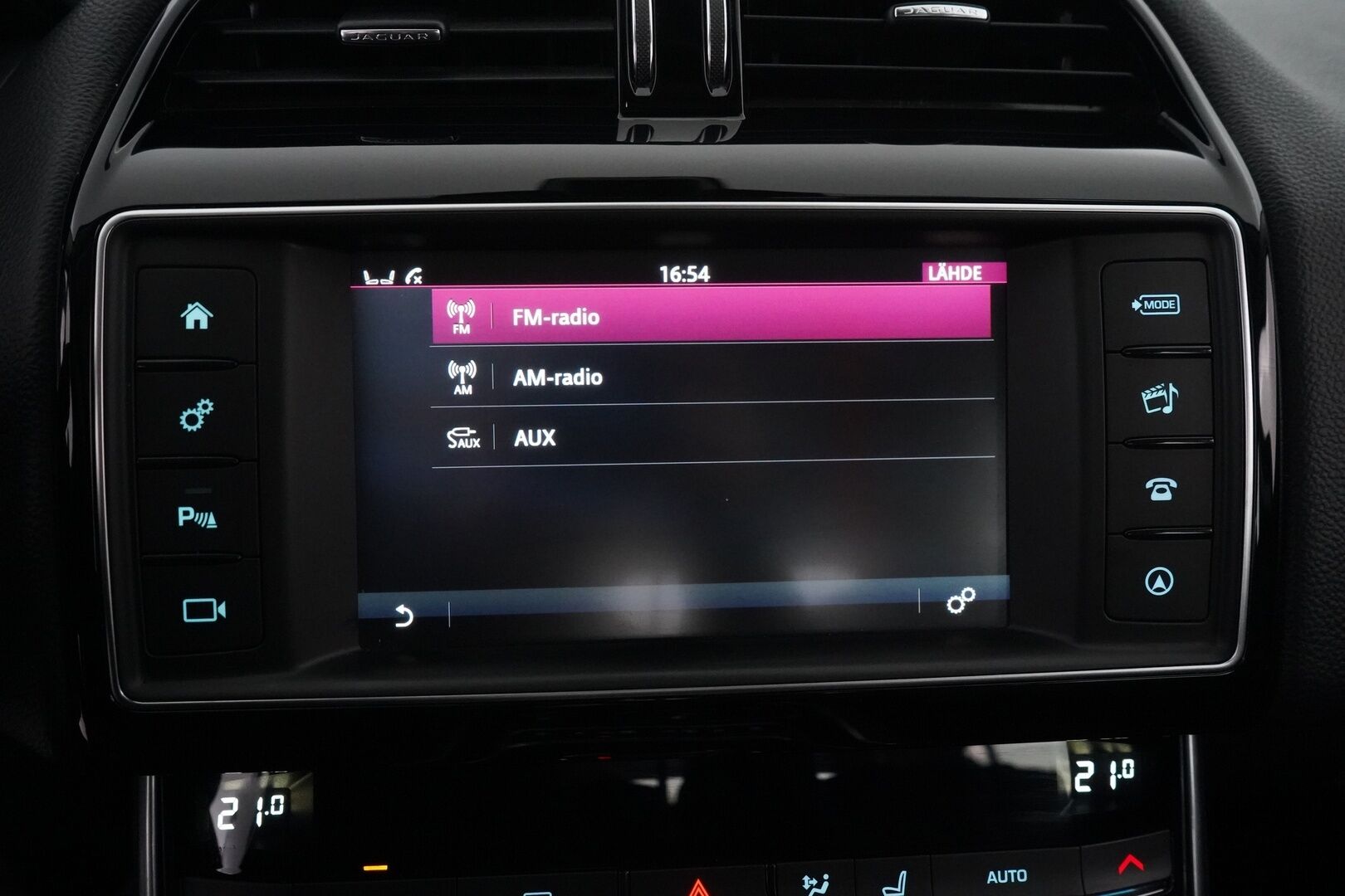 Jaguar XE 2018 20d Business AWD Aut R-SPORT - HUUTOKAUPAT.COM | R-Sport | Neliveto | 2 x vanteet | Koukku | Kamera | Nahat - KORKO VAIN 3,99 %
