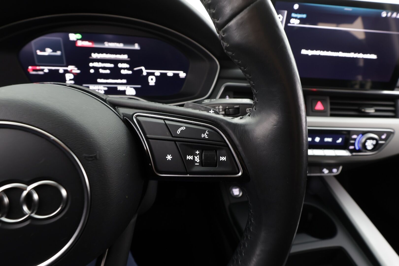 Audi A4 Allroad 2020 Business Edition 40 TDI 140 kW quattro S tronic * Webasto / Vetokoukku / Matrix LED / Digimittaristo / Sporttipenkit ** - Suomi-auto / Kahdet renkaat aluvanteilla 