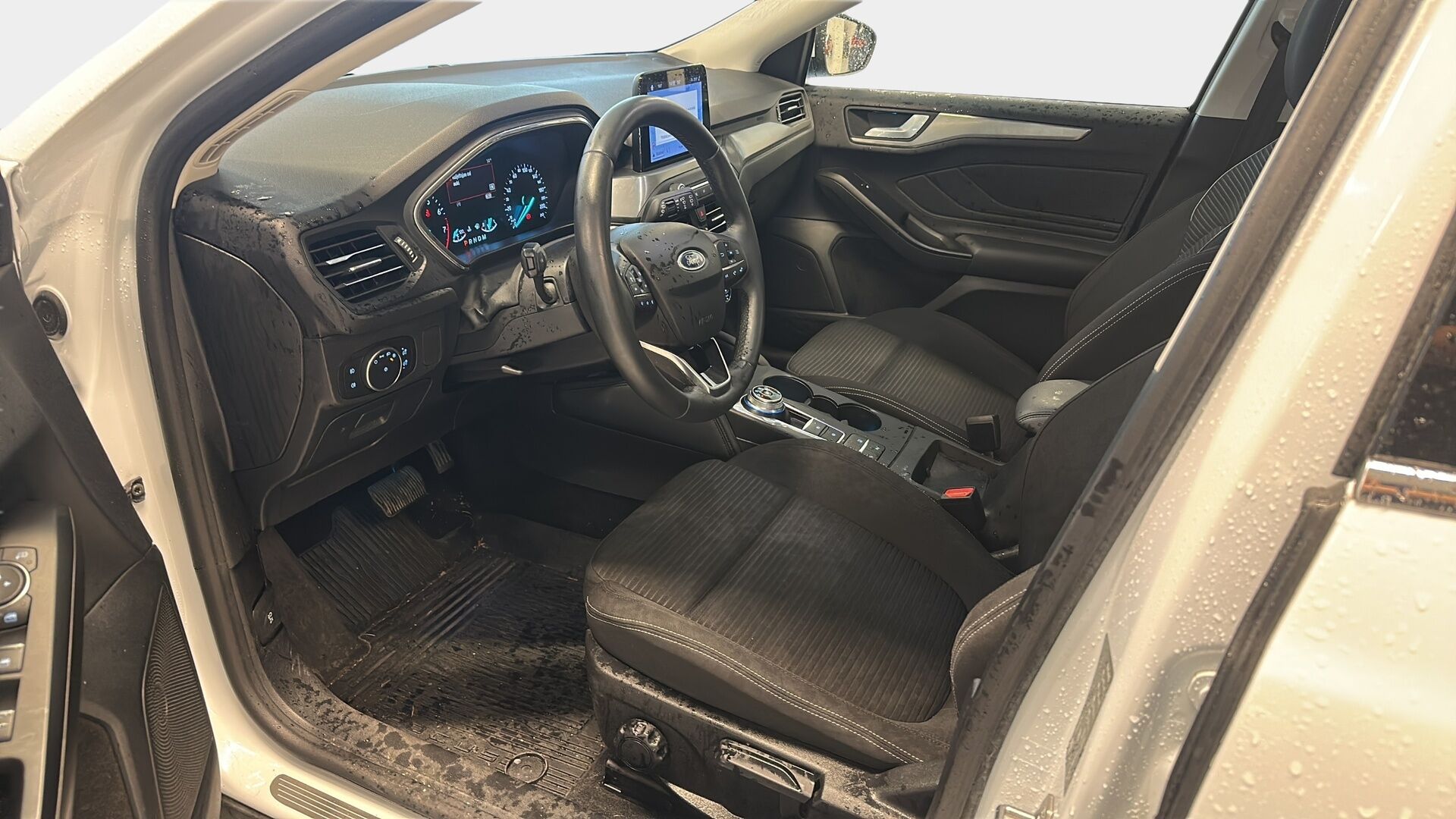 Ford Focus 2020 1,0 EcoBoost 125hv A8 Titanium Wagon - Acc | Lane-assist | Navi | Ratinlämmitin | Liikennemerkkien tunnistin | Tutkat 
