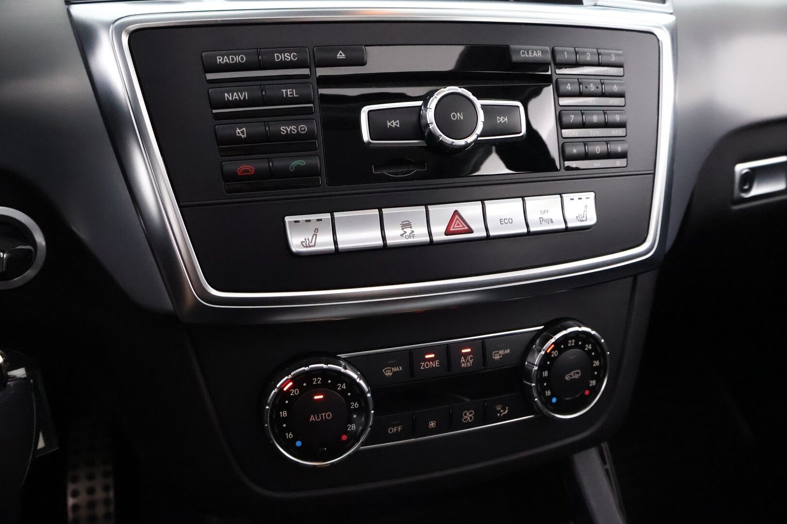 Mercedes-Benz ML 2013 250 BlueTec 4Matic Premium Business AMG - Ilma-alusta / Nahka-Alcantara / Kattoluukku / Vetokoukku / Lohko & Sisäpistoke / Comand Navi / ILS Xenon / Hyvin varusteltu!
