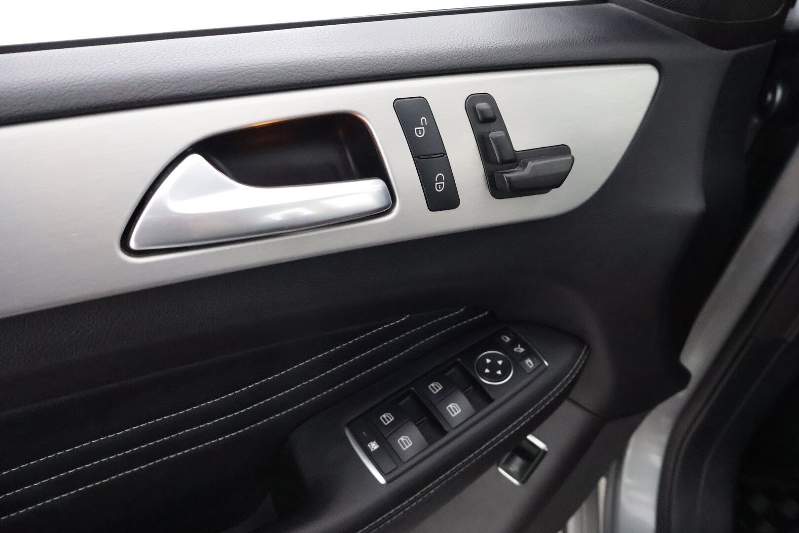 Mercedes-Benz ML 2013 250 BlueTec 4Matic Premium Business AMG - Ilma-alusta / Nahka-Alcantara / Kattoluukku / Vetokoukku / Lohko & Sisäpistoke / Comand Navi / ILS Xenon / Hyvin varusteltu!
