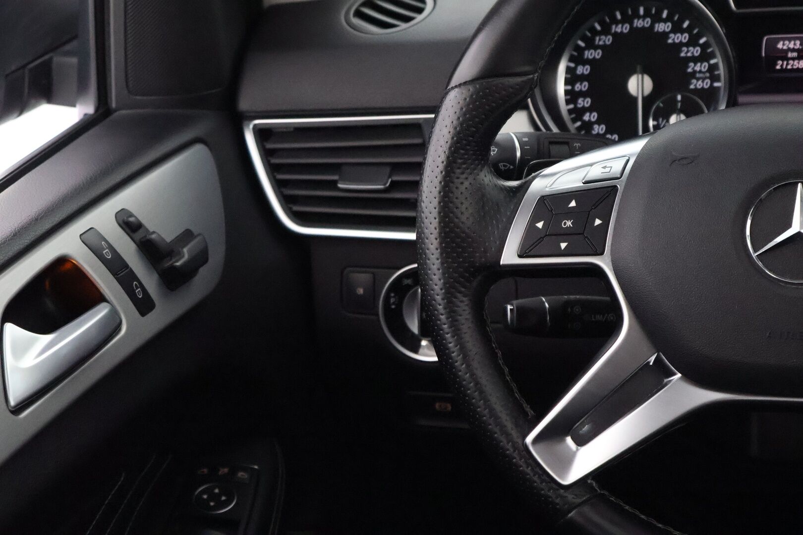 Mercedes-Benz ML 2013 250 BlueTec 4Matic Premium Business AMG - Ilma-alusta / Nahka-Alcantara / Kattoluukku / Vetokoukku / Lohko & Sisäpistoke / Comand Navi / ILS Xenon / Hyvin varusteltu!
