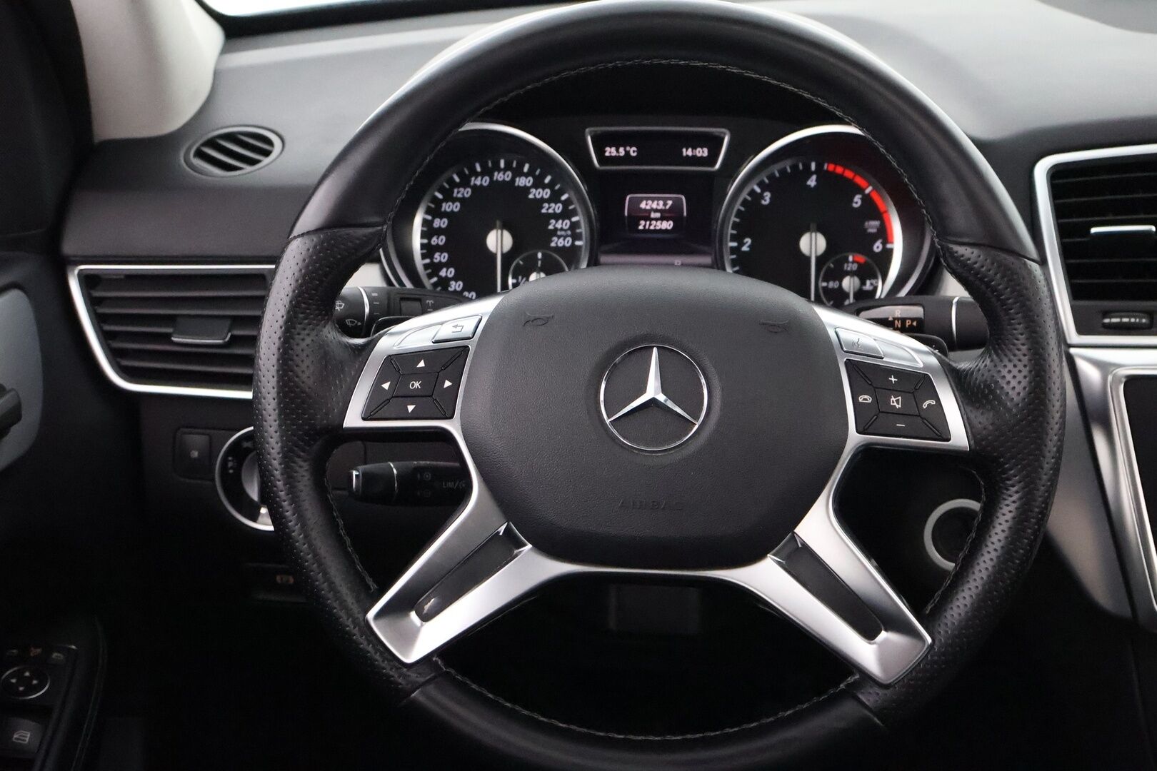 Mercedes-Benz ML 2013 250 BlueTec 4Matic Premium Business AMG - Ilma-alusta / Nahka-Alcantara / Kattoluukku / Vetokoukku / Lohko & Sisäpistoke / Comand Navi / ILS Xenon / Hyvin varusteltu!