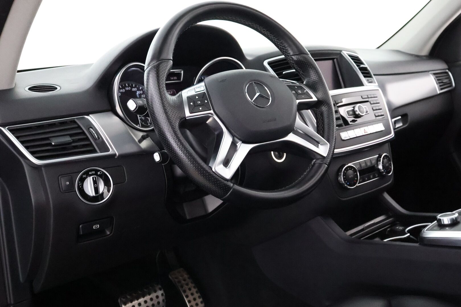 Mercedes-Benz ML 2013 250 BlueTec 4Matic Premium Business AMG - Ilma-alusta / Nahka-Alcantara / Kattoluukku / Vetokoukku / Lohko & Sisäpistoke / Comand Navi / ILS Xenon / Hyvin varusteltu!