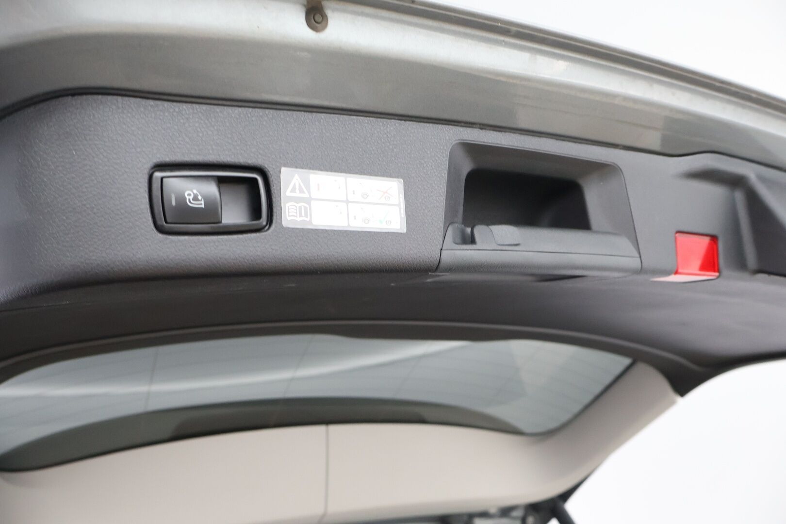 Mercedes-Benz ML 2013 250 BlueTec 4Matic Premium Business AMG - Ilma-alusta / Nahka-Alcantara / Kattoluukku / Vetokoukku / Lohko & Sisäpistoke / Comand Navi / ILS Xenon / Hyvin varusteltu!