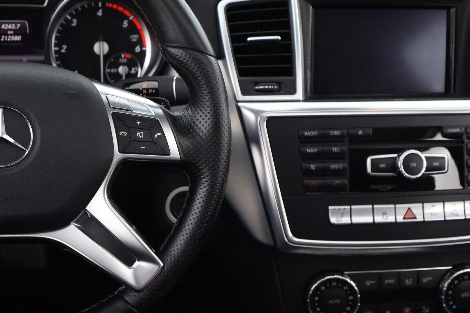 Mercedes-Benz ML 2013 250 BlueTec 4Matic Premium Business AMG - Ilma-alusta / Nahka-Alcantara / Kattoluukku / Vetokoukku / Lohko & Sisäpistoke / Comand Navi / ILS Xenon / Hyvin varusteltu!