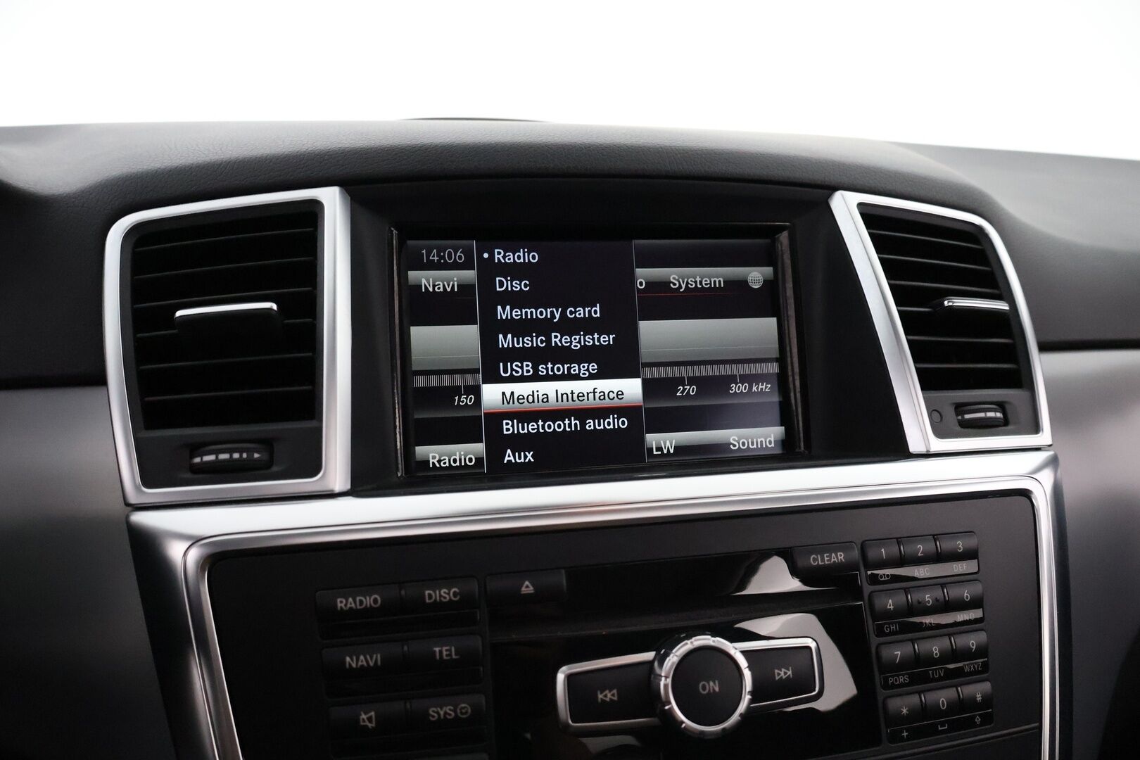 Mercedes-Benz ML 2013 250 BlueTec 4Matic Premium Business AMG - Ilma-alusta / Nahka-Alcantara / Kattoluukku / Vetokoukku / Lohko & Sisäpistoke / Comand Navi / ILS Xenon / Hyvin varusteltu!