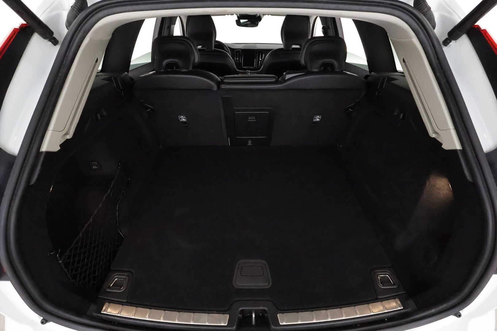 Volvo XC60 2020 B4 AWD MHEV Business aut - 3,99 % KORKOTARJOUS TÄHÄN AUTOON 31.8. ASTI! - 1Om Suomiauto / Webasto / Adapt.Vakkari / VOC / Puolinahkasisusta / 2x Renkaat Aluvantein / Ratinlämmitys!