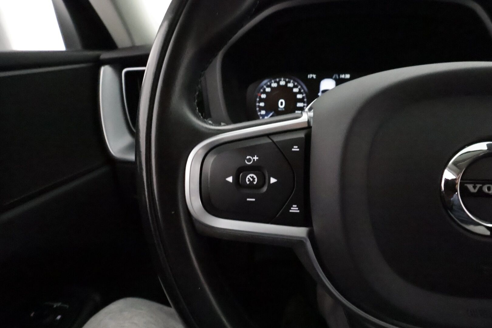 Volvo XC60 2020 B4 AWD MHEV Business aut - 3,99 % KORKOTARJOUS TÄHÄN AUTOON 31.8. ASTI! - 1Om Suomiauto / Webasto / Adapt.Vakkari / VOC / Puolinahkasisusta / 2x Renkaat Aluvantein / Ratinlämmitys!