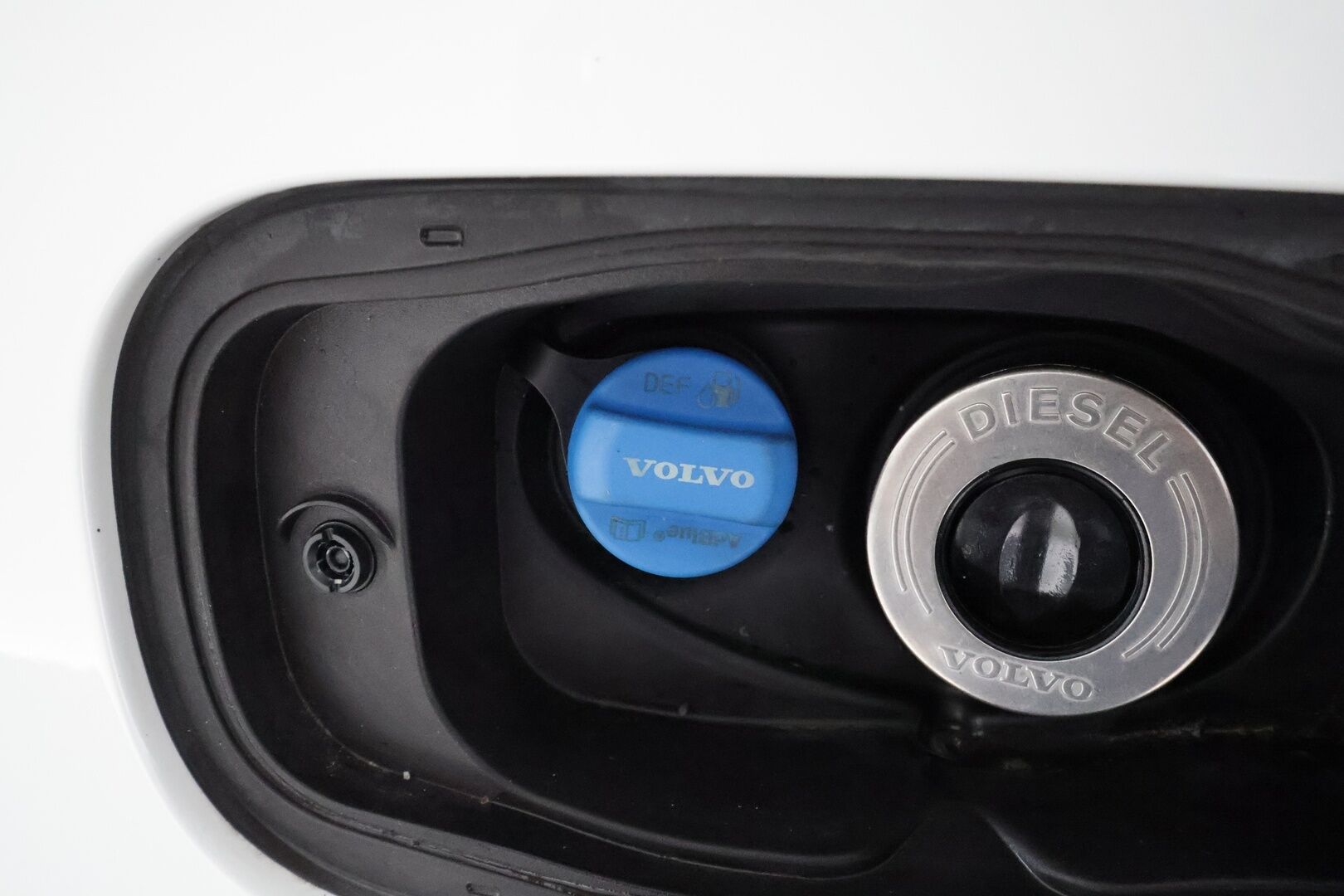 Volvo XC60 2020 B4 AWD MHEV Business aut - 3,99 % KORKOTARJOUS TÄHÄN AUTOON 31.8. ASTI! - 1Om Suomiauto / Webasto / Adapt.Vakkari / VOC / Puolinahkasisusta / 2x Renkaat Aluvantein / Ratinlämmitys!