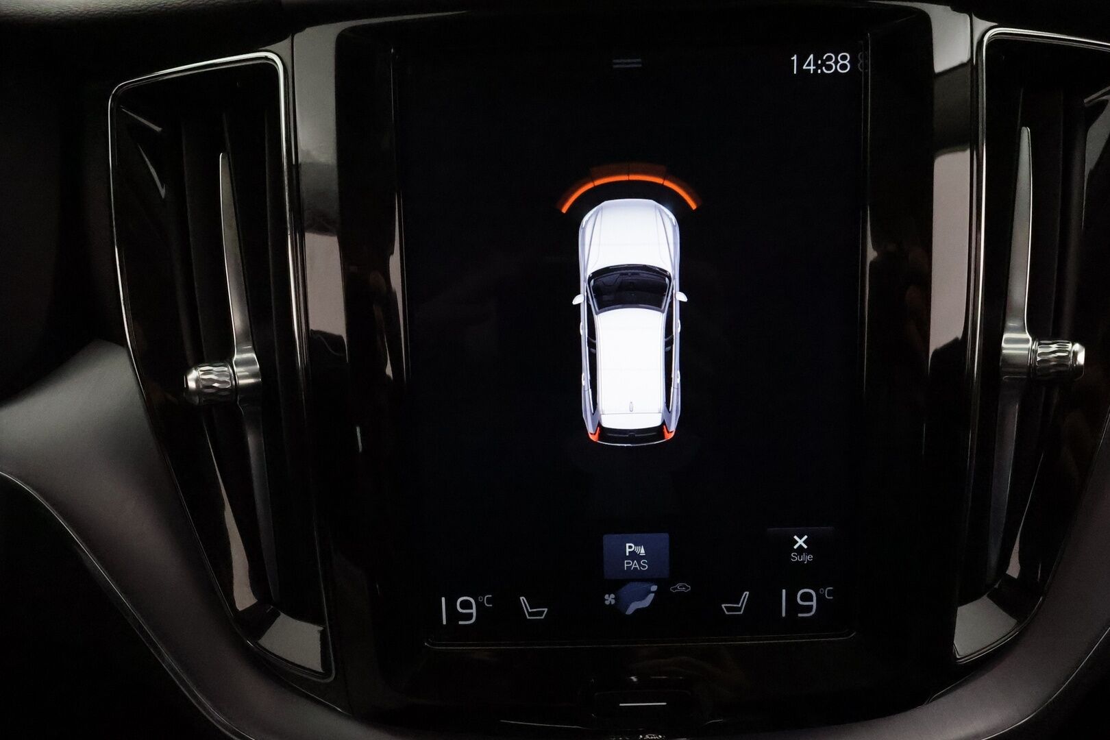 Volvo XC60 2020 B4 AWD MHEV Business aut - 3,99 % KORKOTARJOUS TÄHÄN AUTOON 31.8. ASTI! - 1Om Suomiauto / Webasto / Adapt.Vakkari / VOC / Puolinahkasisusta / 2x Renkaat Aluvantein / Ratinlämmitys!