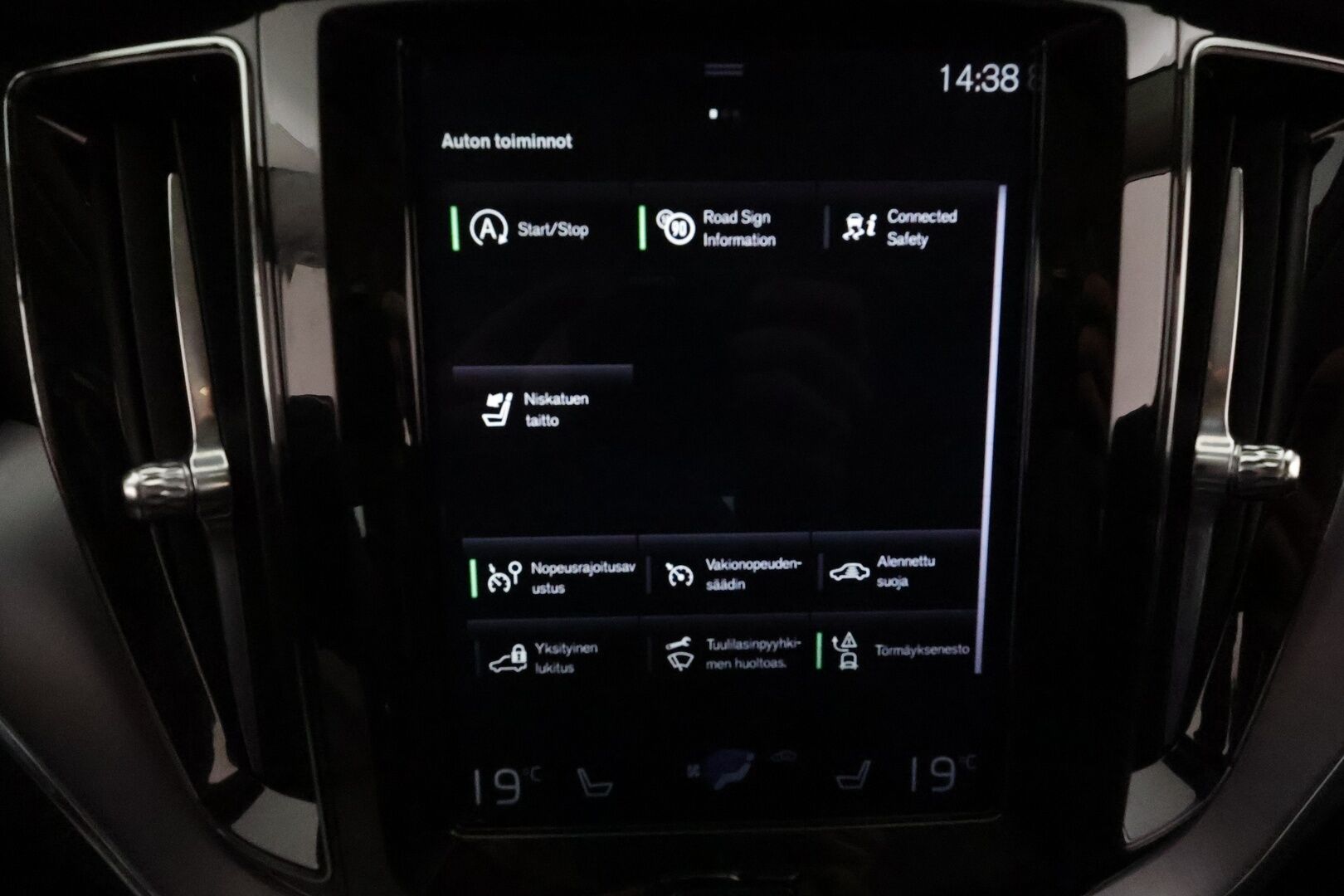 Volvo XC60 2020 B4 AWD MHEV Business aut - 3,99 % KORKOTARJOUS TÄHÄN AUTOON 31.8. ASTI! - 1Om Suomiauto / Webasto / Adapt.Vakkari / VOC / Puolinahkasisusta / 2x Renkaat Aluvantein / Ratinlämmitys!