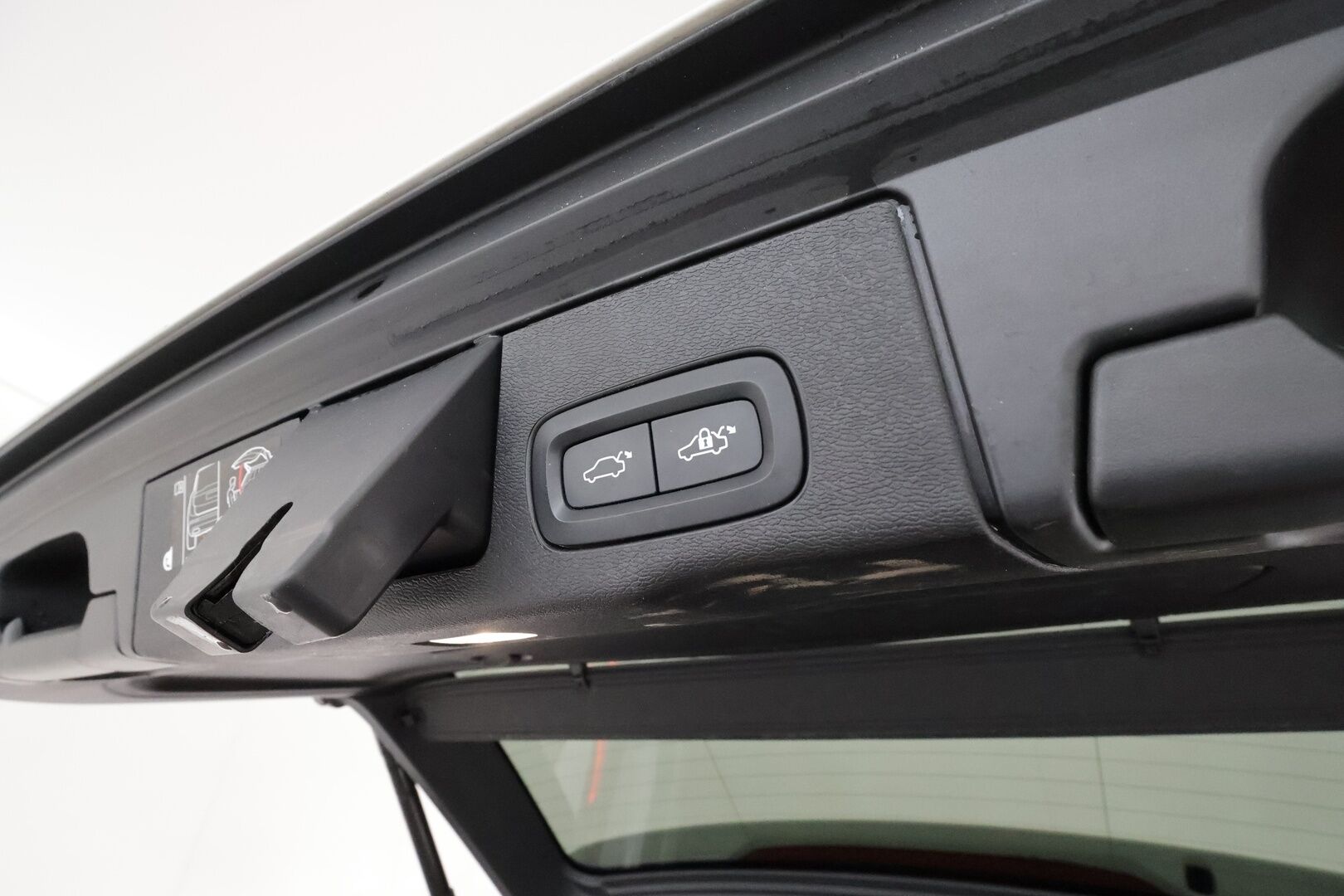 Volvo XC60 2020 B4 AWD MHEV Business aut - 3,99 % KORKOTARJOUS TÄHÄN AUTOON 31.8. ASTI! - 1Om Suomiauto / Webasto / Adapt.Vakkari / VOC / Puolinahkasisusta / 2x Renkaat Aluvantein / Ratinlämmitys!