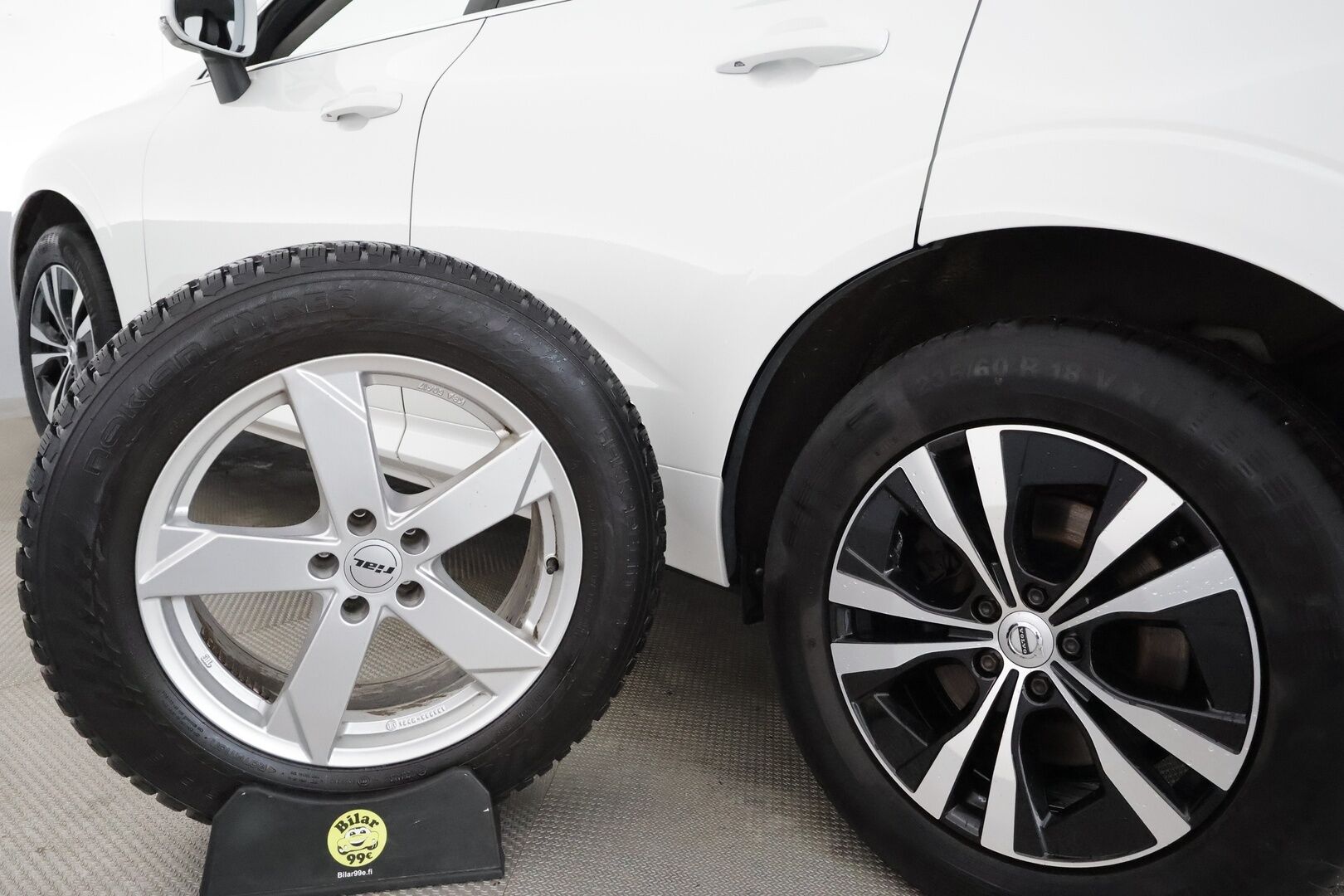 Volvo XC60 2020 B4 AWD MHEV Business aut - 3,99 % KORKOTARJOUS TÄHÄN AUTOON 31.8. ASTI! - 1Om Suomiauto / Webasto / Adapt.Vakkari / VOC / Puolinahkasisusta / 2x Renkaat Aluvantein / Ratinlämmitys!
