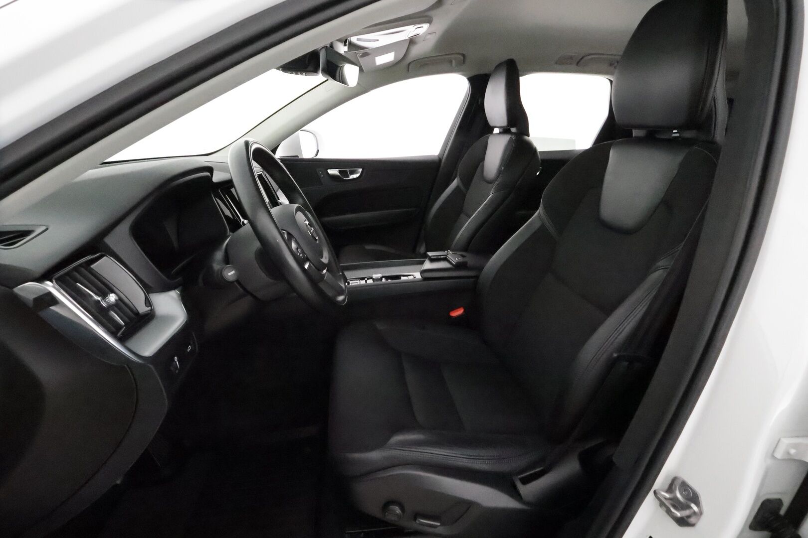 Volvo XC60 2020 B4 AWD MHEV Business aut - 3,99 % KORKOTARJOUS TÄHÄN AUTOON 31.8. ASTI! - 1Om Suomiauto / Webasto / Adapt.Vakkari / VOC / Puolinahkasisusta / 2x Renkaat Aluvantein / Ratinlämmitys!