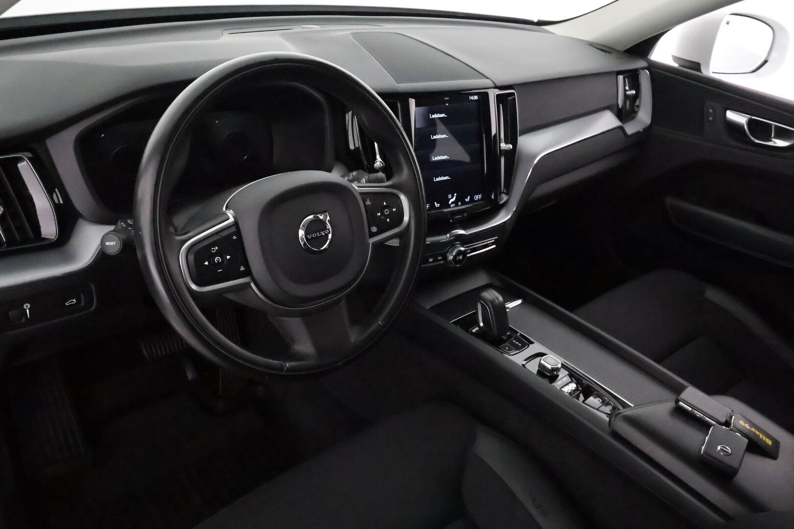 Volvo XC60 2020 B4 AWD MHEV Business aut - 3,99 % KORKOTARJOUS TÄHÄN AUTOON 31.8. ASTI! - 1Om Suomiauto / Webasto / Adapt.Vakkari / VOC / Puolinahkasisusta / 2x Renkaat Aluvantein / Ratinlämmitys!