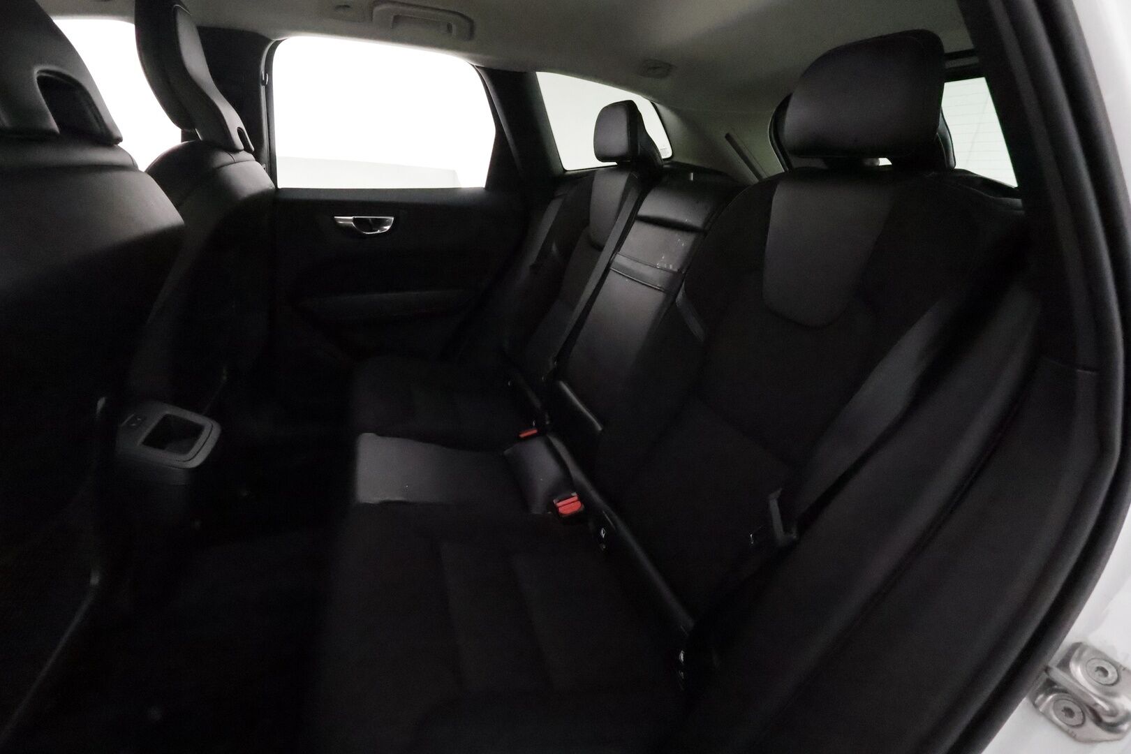Volvo XC60 2020 B4 AWD MHEV Business aut - 3,99 % KORKOTARJOUS TÄHÄN AUTOON 31.8. ASTI! - 1Om Suomiauto / Webasto / Adapt.Vakkari / VOC / Puolinahkasisusta / 2x Renkaat Aluvantein / Ratinlämmitys!