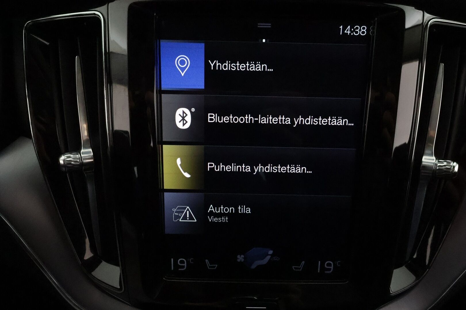 Volvo XC60 2020 B4 AWD MHEV Business aut - 3,99 % KORKOTARJOUS TÄHÄN AUTOON 31.8. ASTI! - 1Om Suomiauto / Webasto / Adapt.Vakkari / VOC / Puolinahkasisusta / 2x Renkaat Aluvantein / Ratinlämmitys!