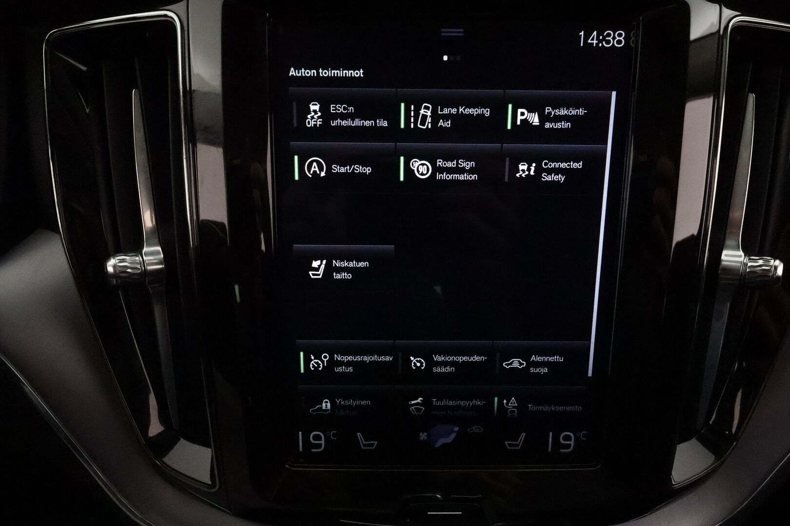 Volvo XC60 2020 B4 AWD MHEV Business aut - 3,99 % KORKOTARJOUS TÄHÄN AUTOON 31.8. ASTI! - 1Om Suomiauto / Webasto / Adapt.Vakkari / VOC / Puolinahkasisusta / 2x Renkaat Aluvantein / Ratinlämmitys!