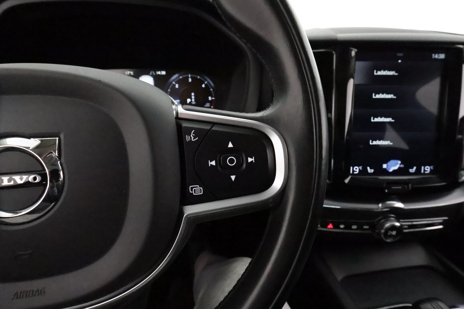 Volvo XC60 2020 B4 AWD MHEV Business aut - 3,99 % KORKOTARJOUS TÄHÄN AUTOON 31.8. ASTI! - 1Om Suomiauto / Webasto / Adapt.Vakkari / VOC / Puolinahkasisusta / 2x Renkaat Aluvantein / Ratinlämmitys!