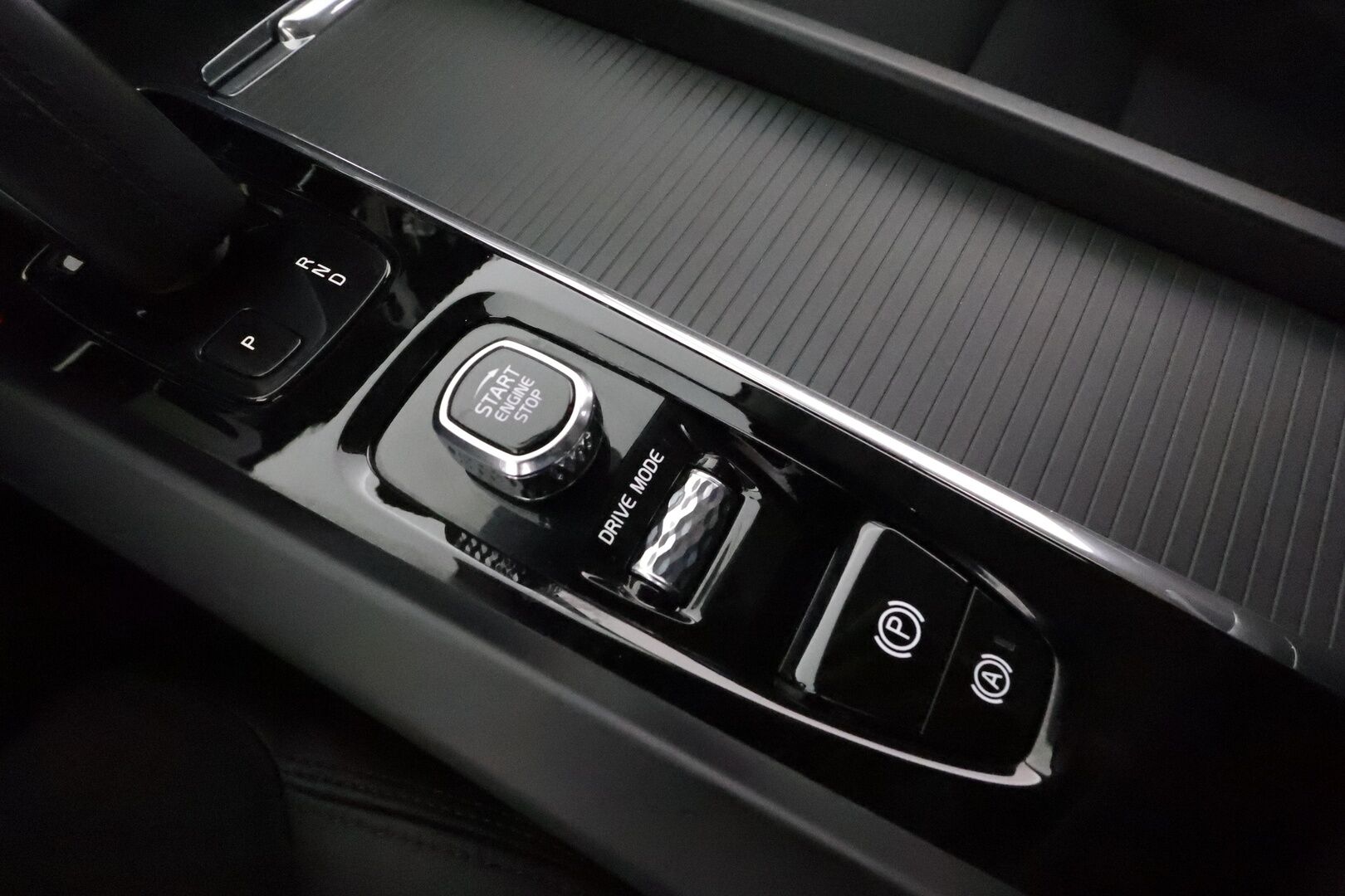 Volvo XC60 2020 B4 AWD MHEV Business aut - 3,99 % KORKOTARJOUS TÄHÄN AUTOON 31.8. ASTI! - 1Om Suomiauto / Webasto / Adapt.Vakkari / VOC / Puolinahkasisusta / 2x Renkaat Aluvantein / Ratinlämmitys!