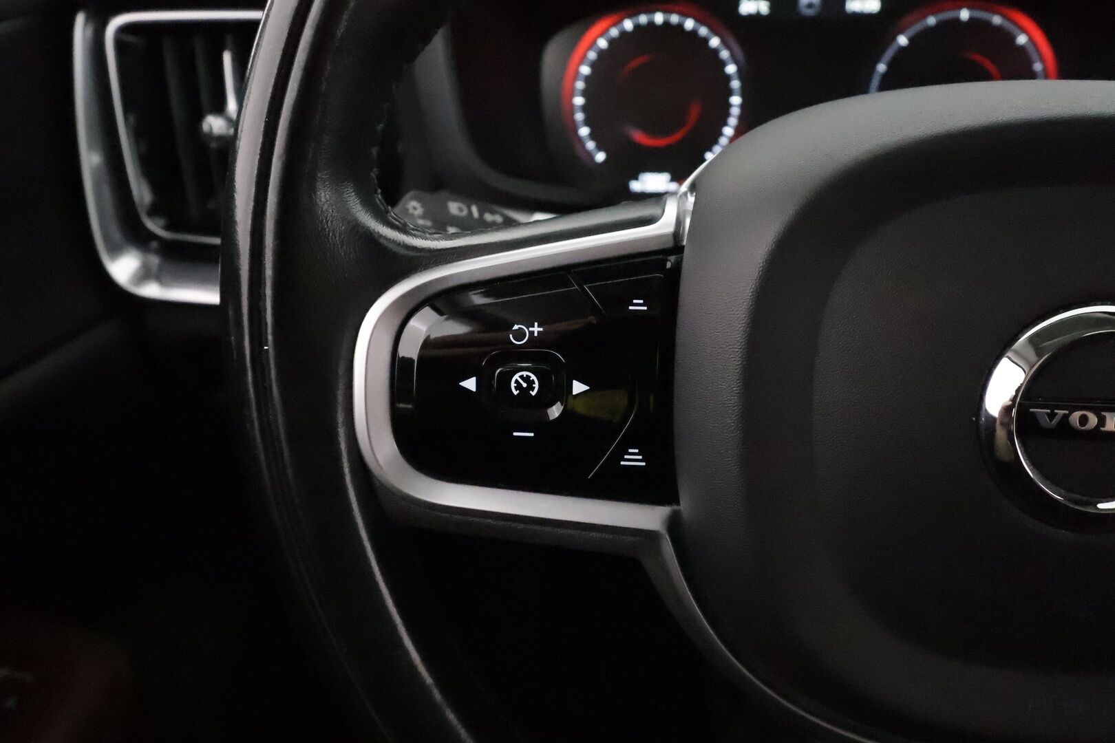 Volvo V60 2020 D4 AWD Business aut **Adapt.vakkari / Webasto / P.kamera / Muistipenkki / Ruskeat nahat / Full LED / KeylessGo** - Suomi-auto / Kahdet renkaat aluvanteilla / Penkinlämmittimet takana / Sähköluukku / Digimittaristo