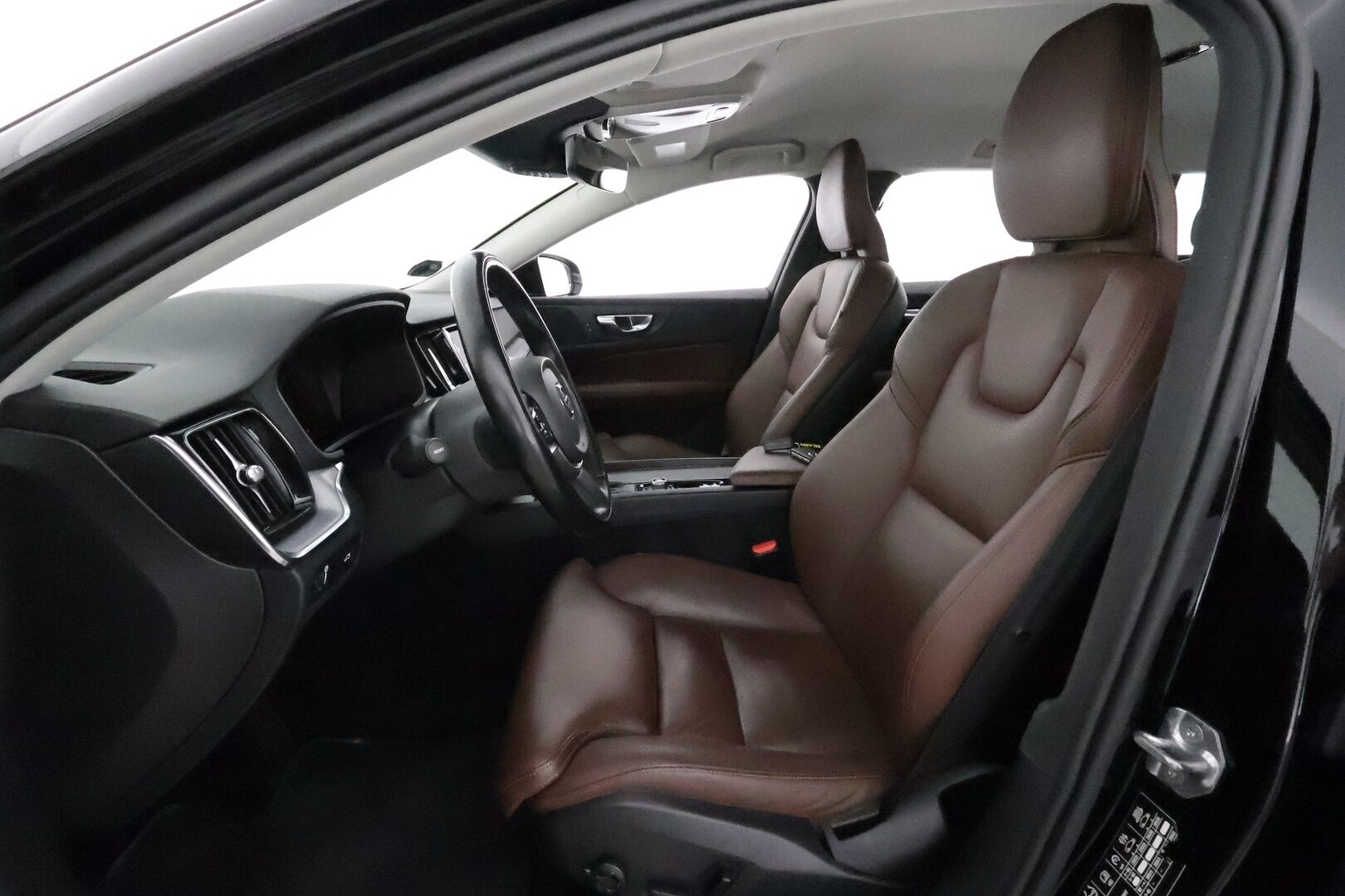 Volvo V60 2020 D4 AWD Business aut **Adapt.vakkari / Webasto / P.kamera / Muistipenkki / Ruskeat nahat / Full LED / KeylessGo** - Suomi-auto / Kahdet renkaat aluvanteilla / Penkinlämmittimet takana / Sähköluukku / Digimittaristo