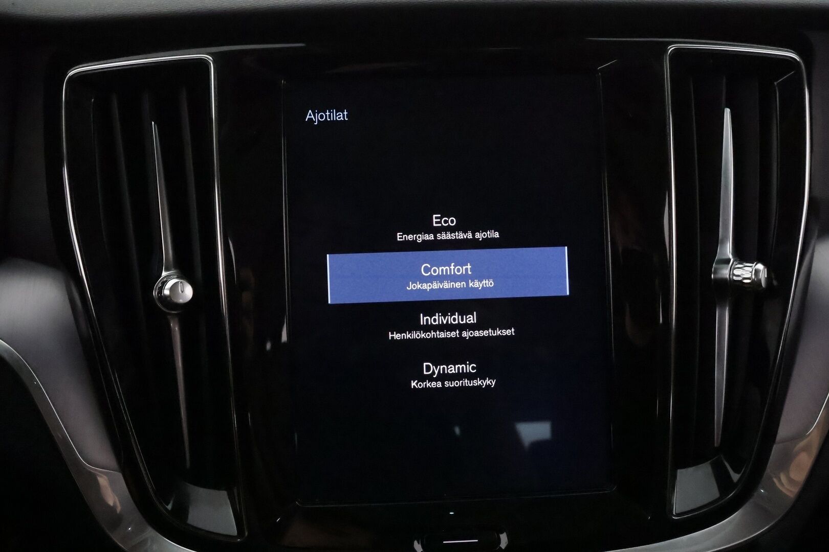 Volvo V60 2020 D4 AWD Business aut **Adapt.vakkari / Webasto / P.kamera / Muistipenkki / Ruskeat nahat / Full LED / KeylessGo** - Suomi-auto / Kahdet renkaat aluvanteilla / Penkinlämmittimet takana / Sähköluukku / Digimittaristo