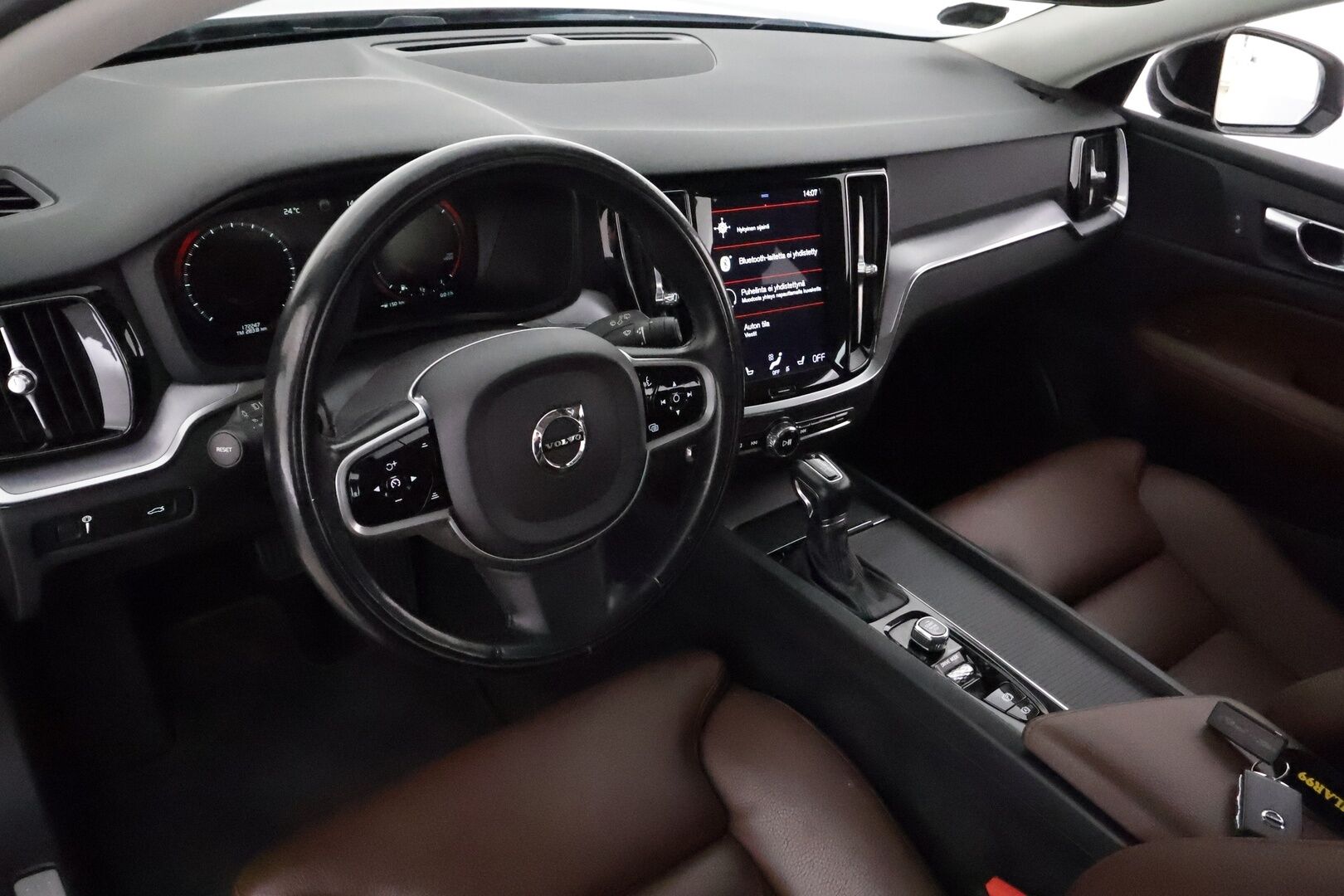 Volvo V60 2020 D4 AWD Business aut **Adapt.vakkari / Webasto / P.kamera / Muistipenkki / Ruskeat nahat / Full LED / KeylessGo** - Suomi-auto / Kahdet renkaat aluvanteilla / Penkinlämmittimet takana / Sähköluukku / Digimittaristo